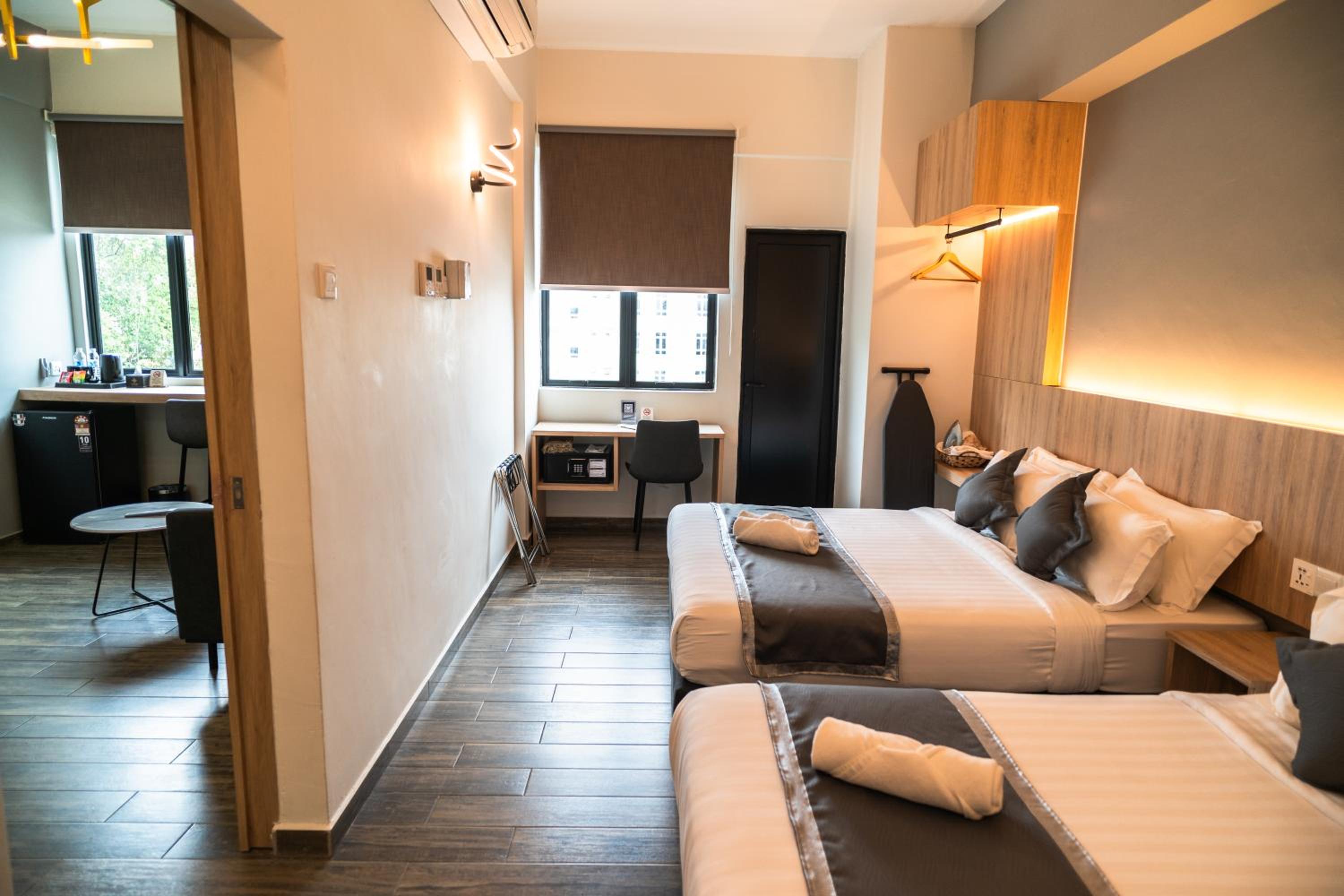 Plaza Suite - Photo 16