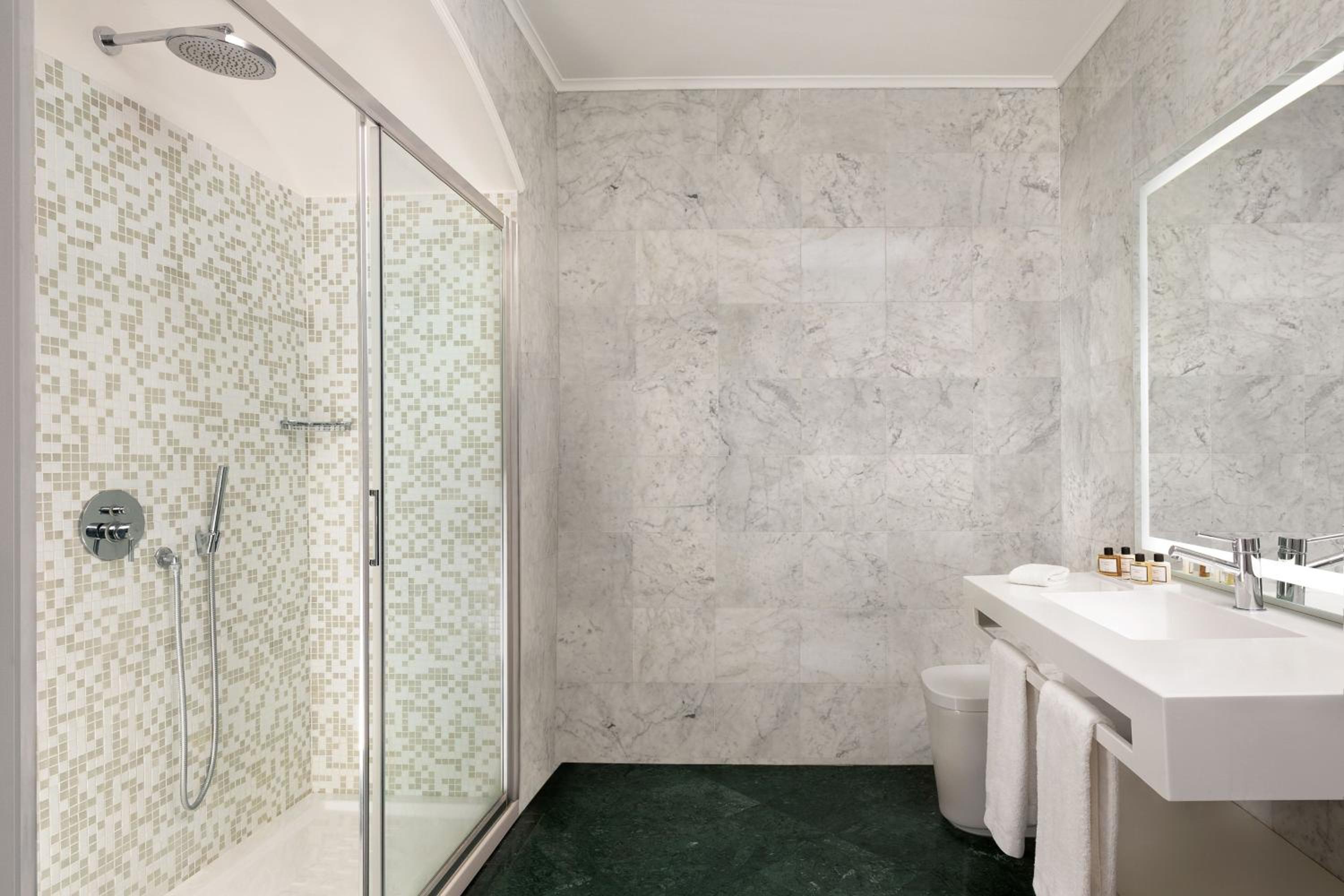 Superior, Guest room, 1 King - Photo 6