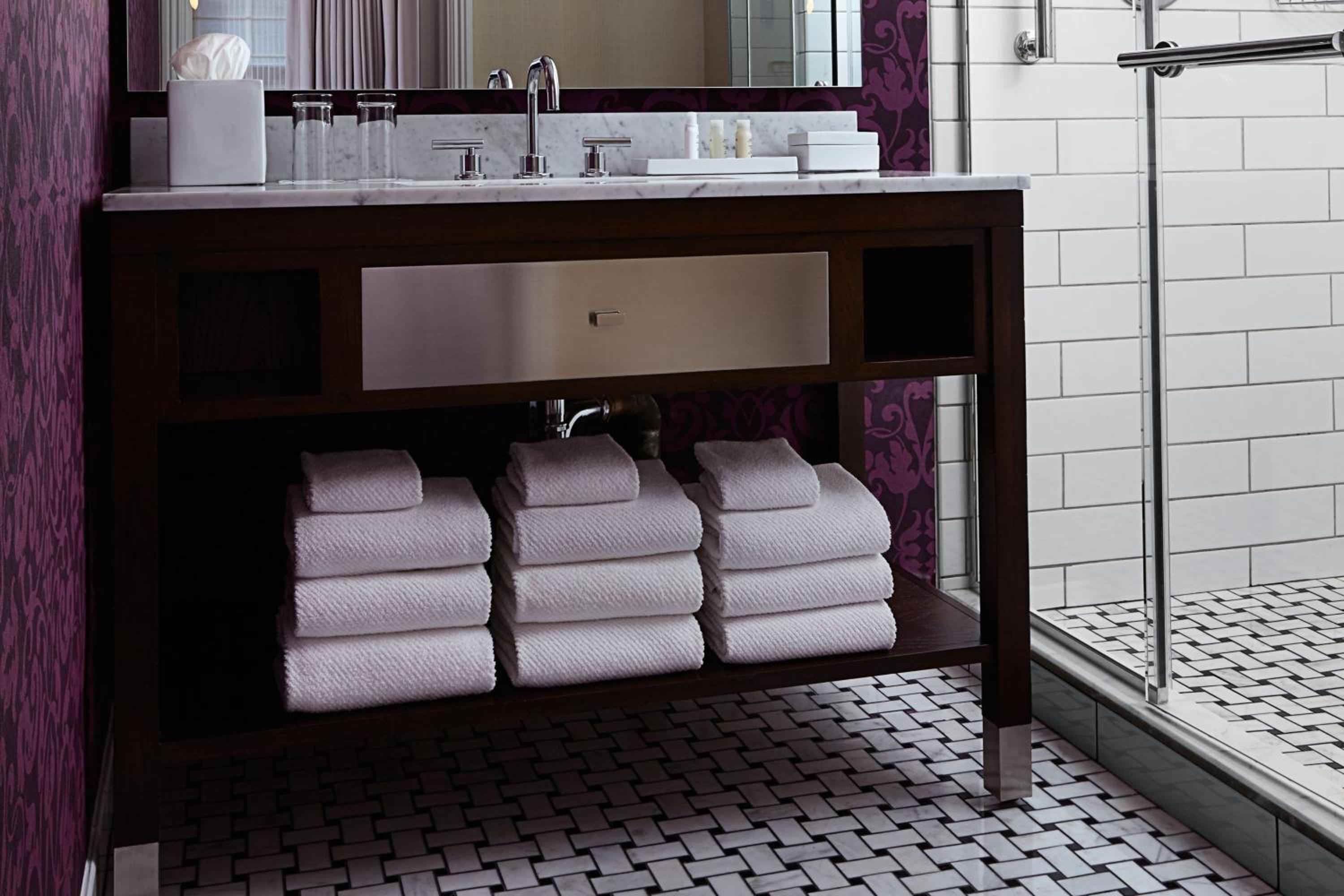 One Bedroom Suite, 1 Bedroom Suite, 1 King - Photo 5