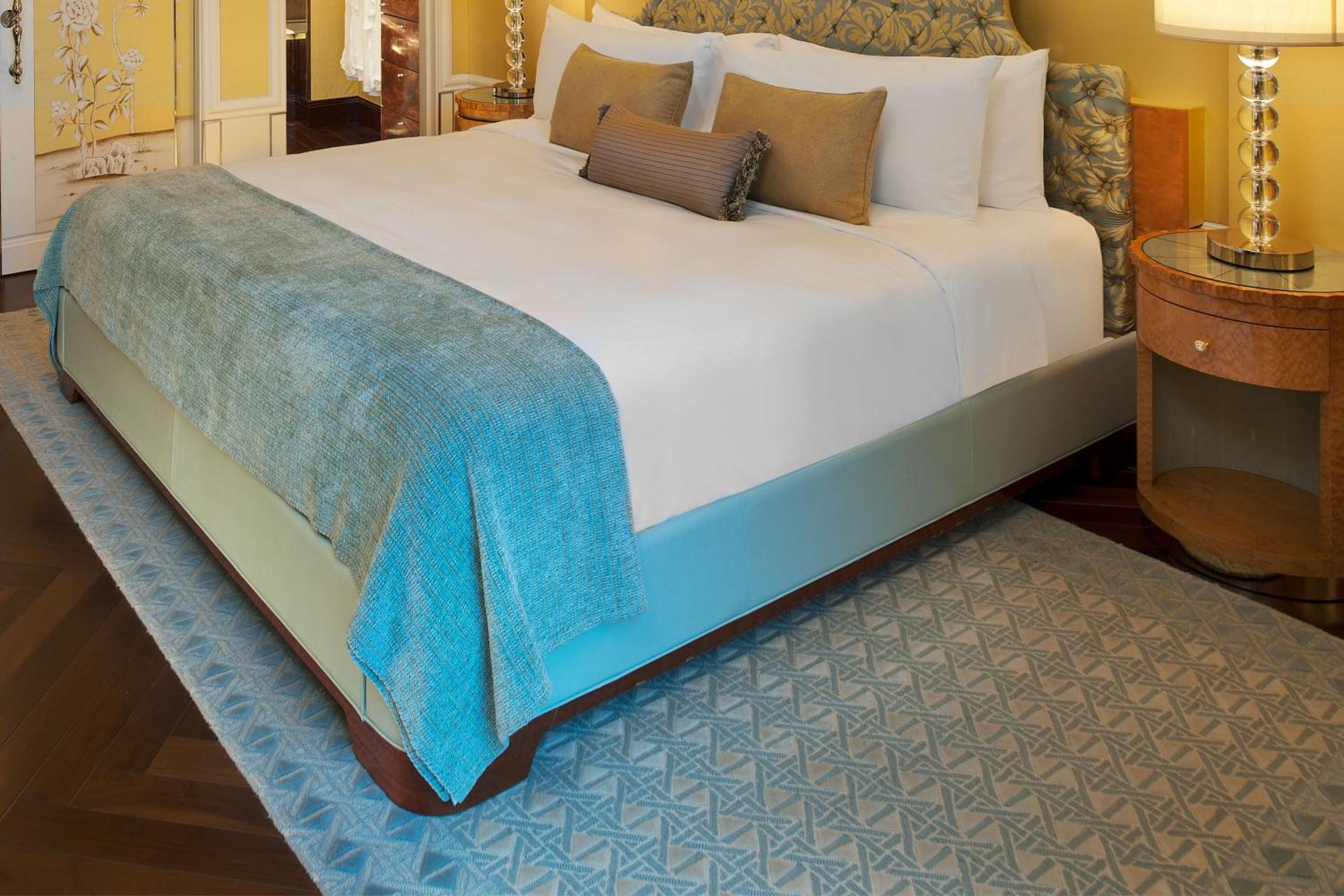 Specialty Suite, 1 Bedroom Larger Suite, 1 King, Garden View Specialty Suite, 1 Bedroom Larger Suite, 1 King, Garden View
