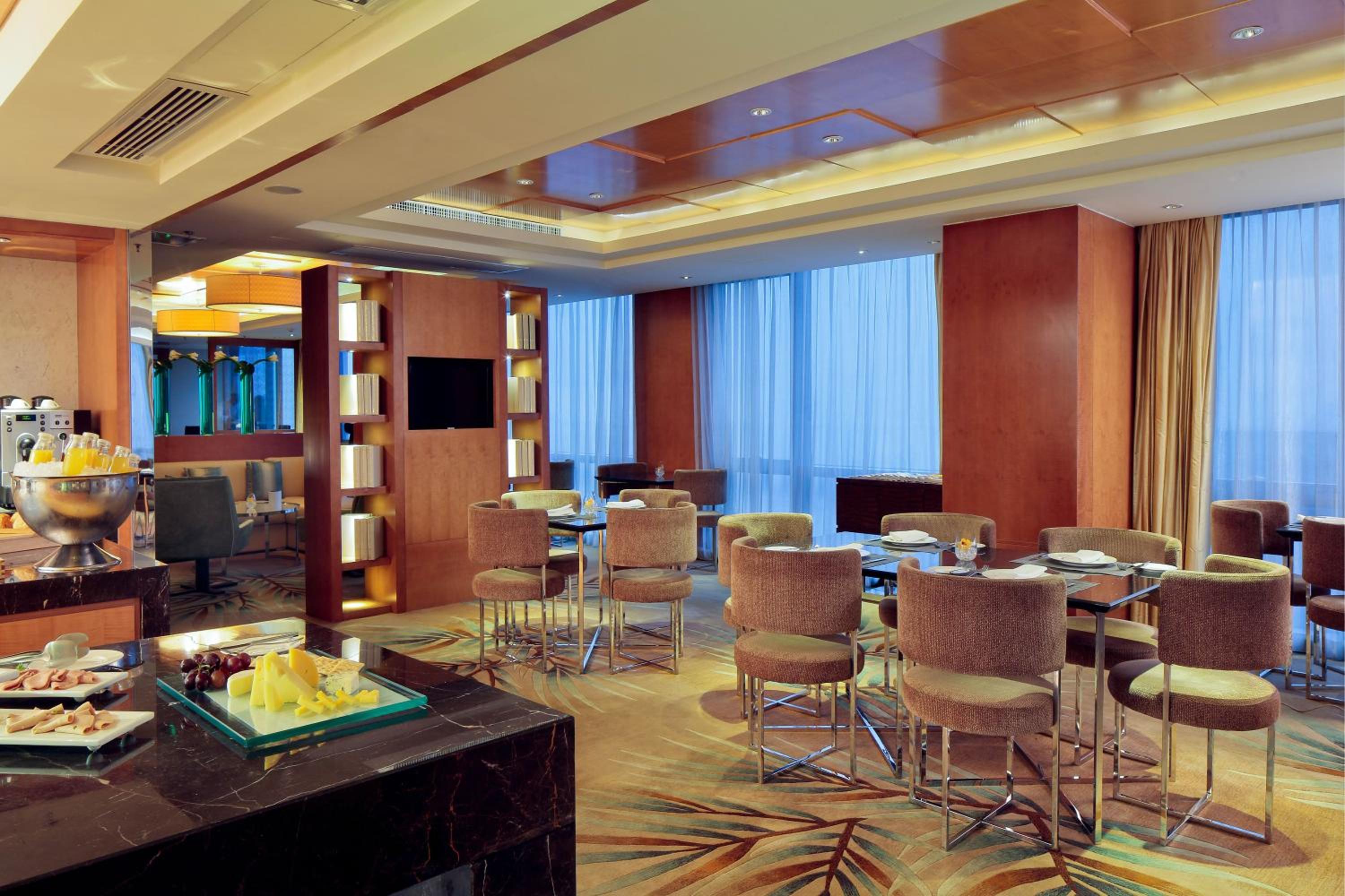 Executive King Room -Executive Lounge Access - Photo 5