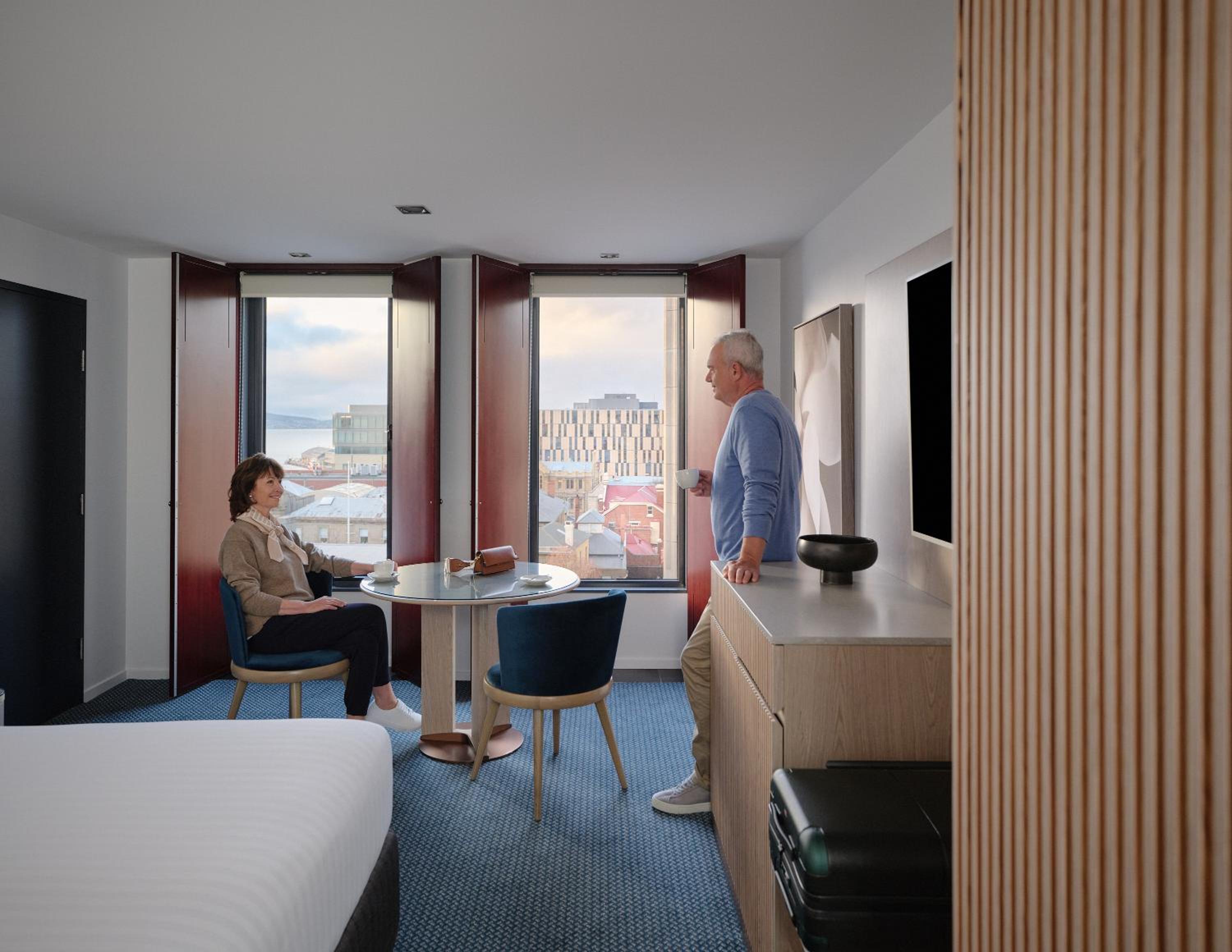 Hotel Room - Photo 4