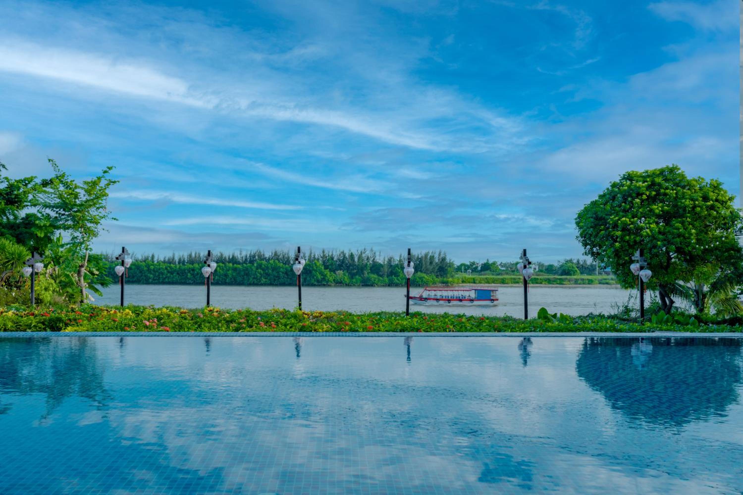 Grand Deluxe Double Pool & River View photo 3
