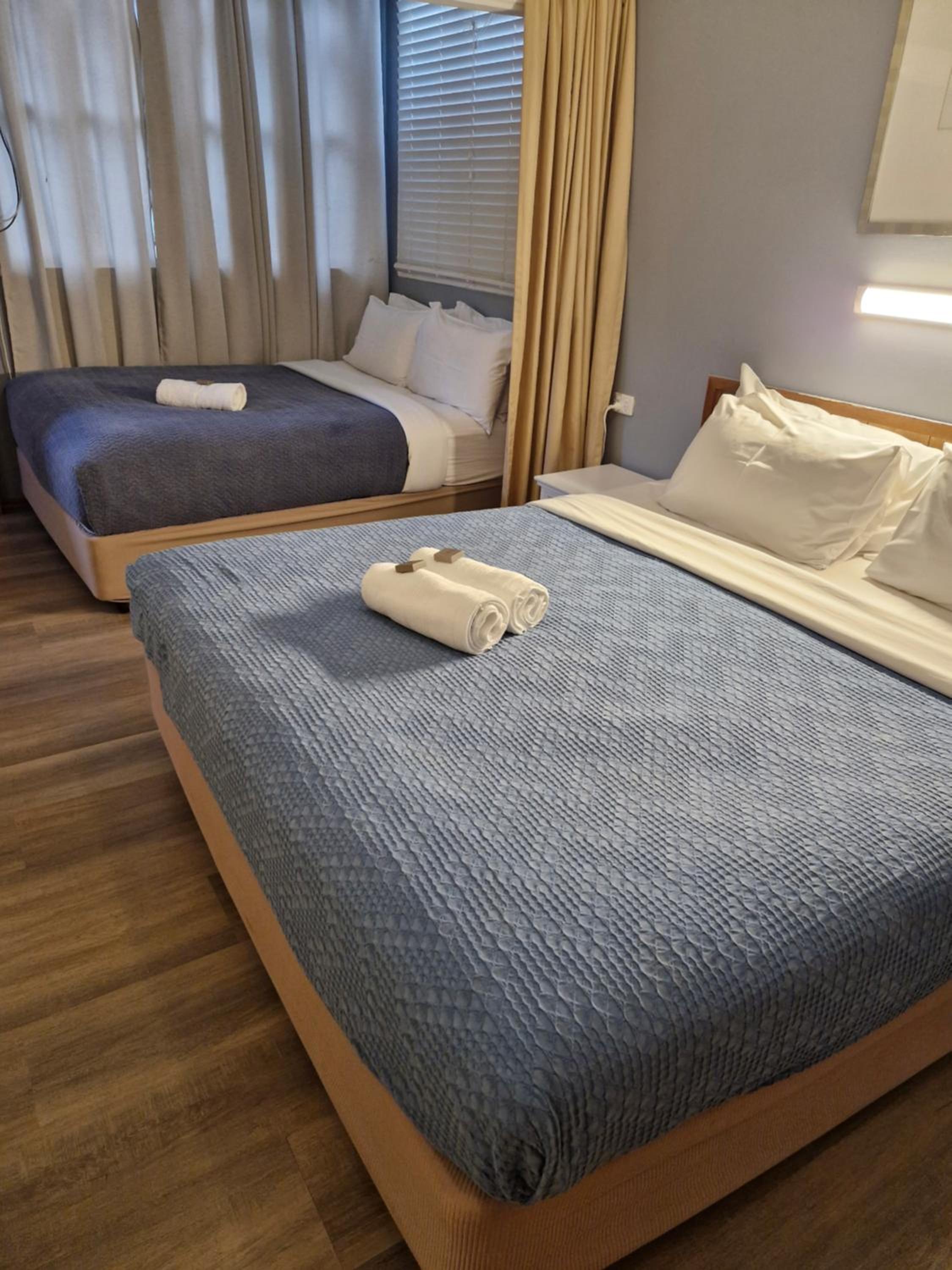 Quadruple Room with Private Bathroom - Photo 13