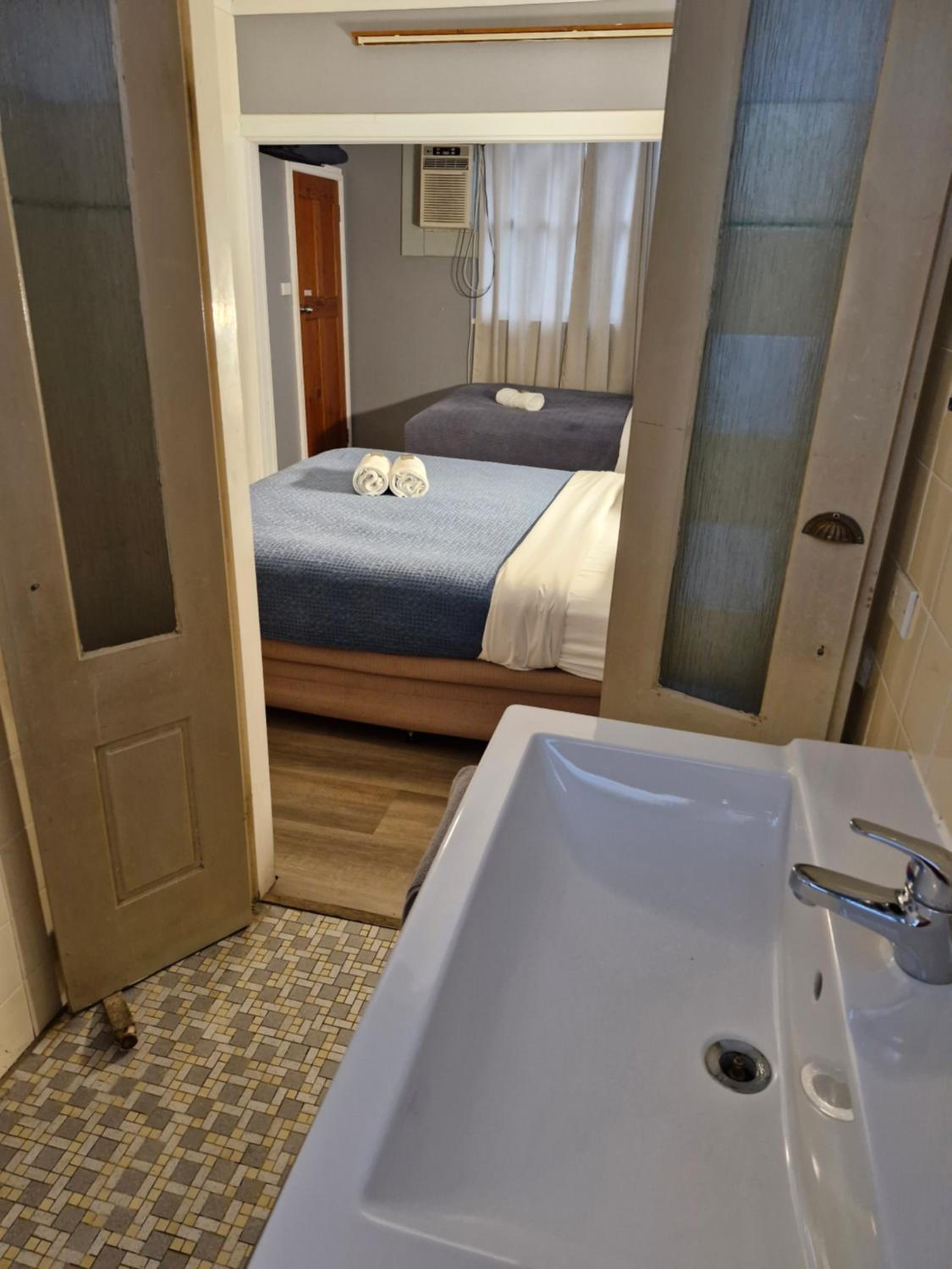 Quadruple Room with Private Bathroom - Photo 15