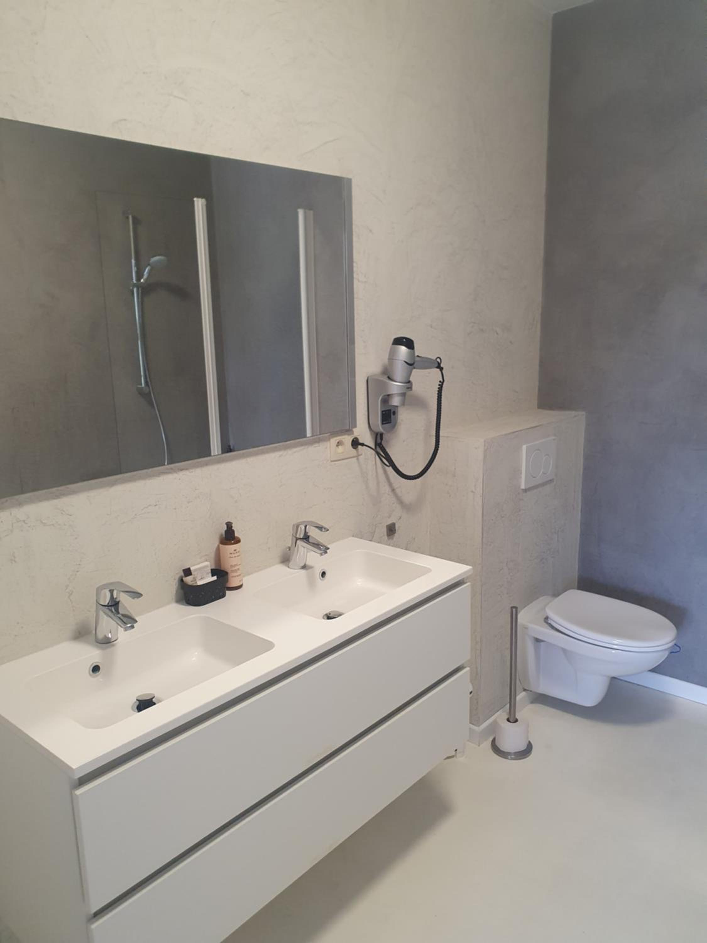 Large Double Room - Photo 3