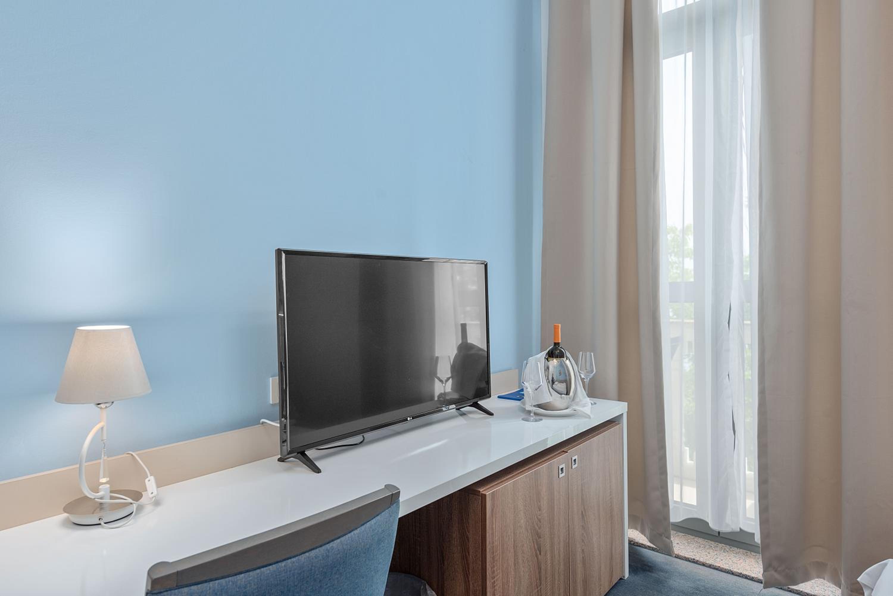 Deluxe Double or Twin Room with Sea View photo 3