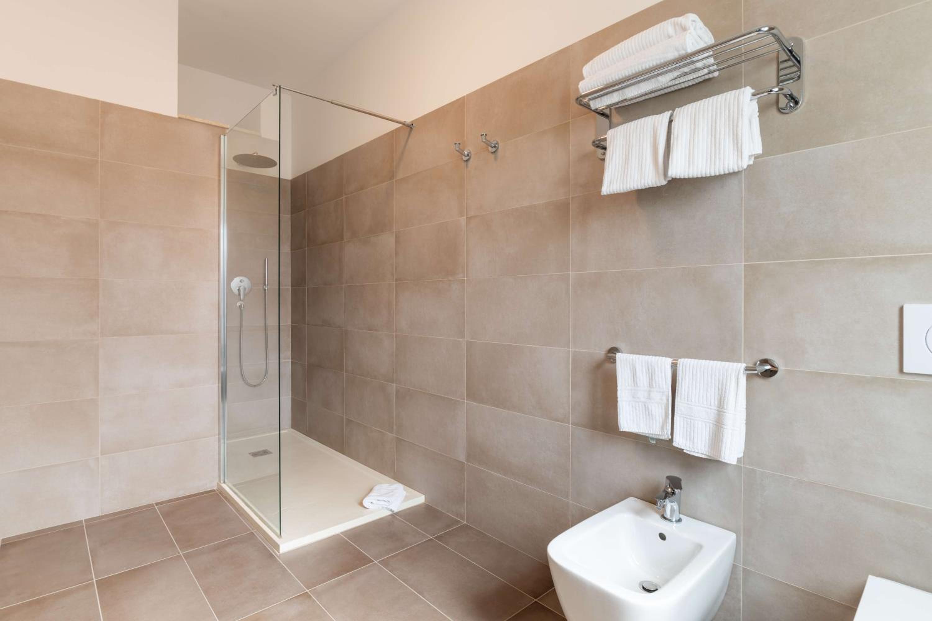Double or Twin Room - Photo 12