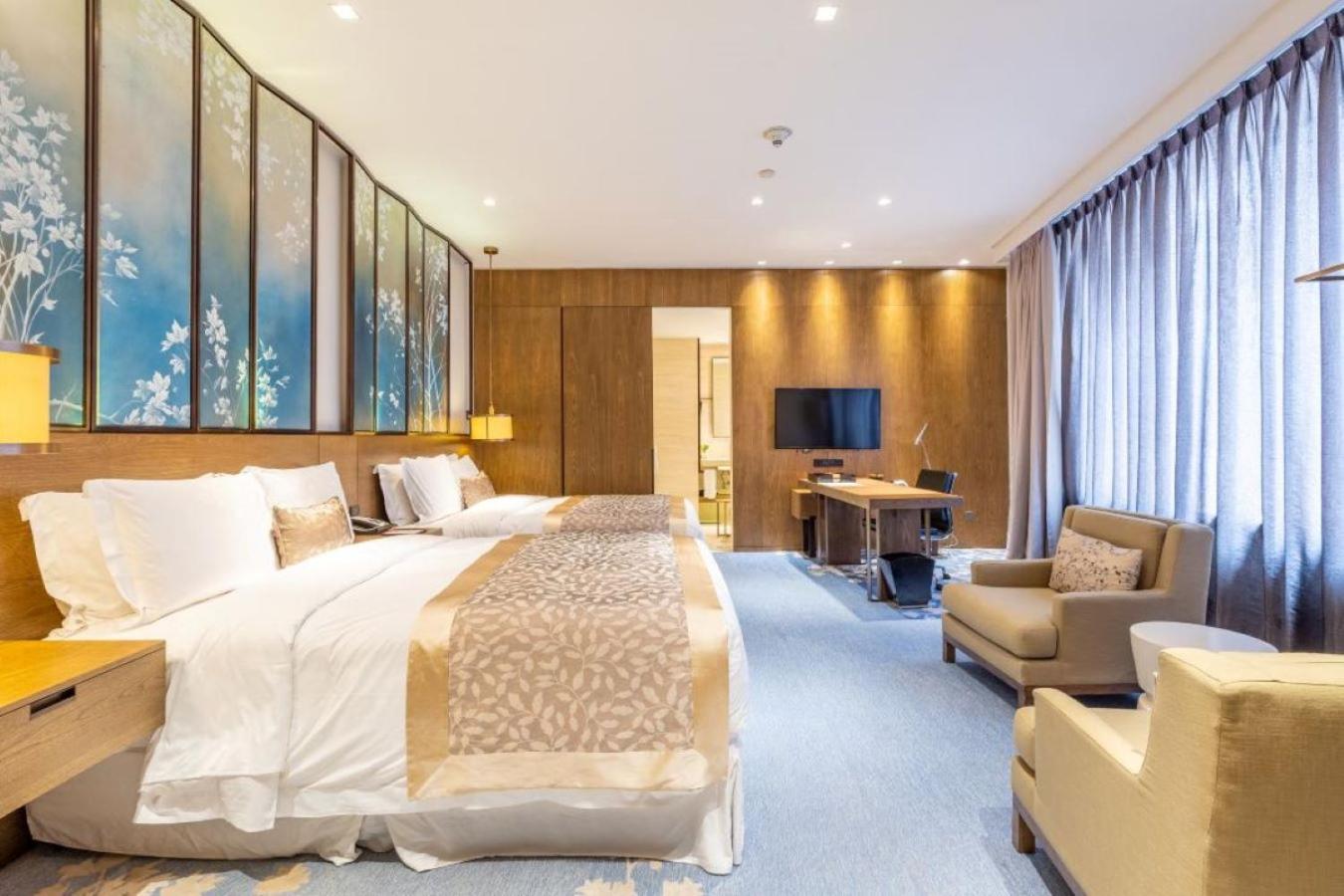 Premium Queen Room with Two Queen Beds thumbnail 5