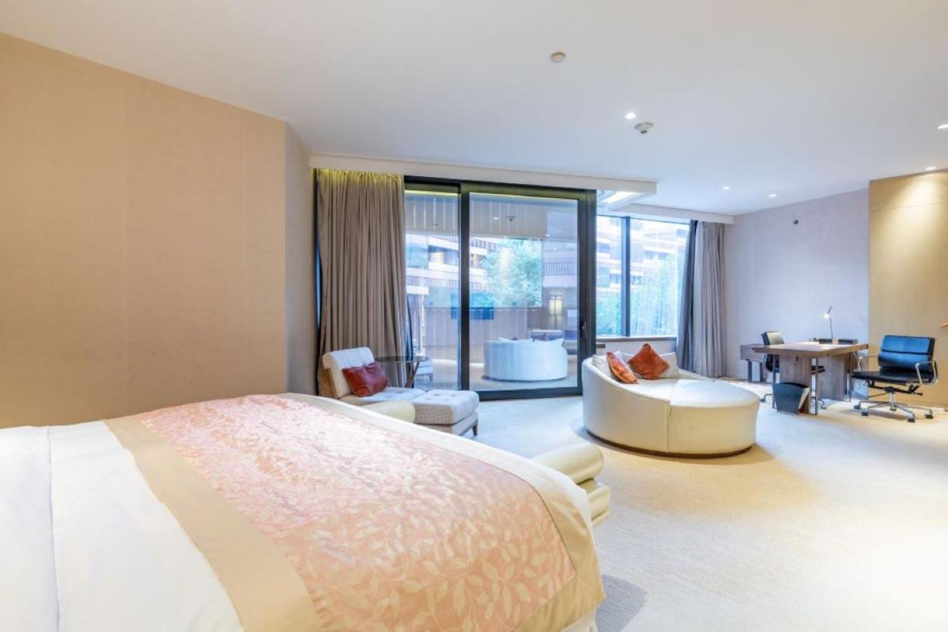 Deluxe King Suite with Round Day Bed
