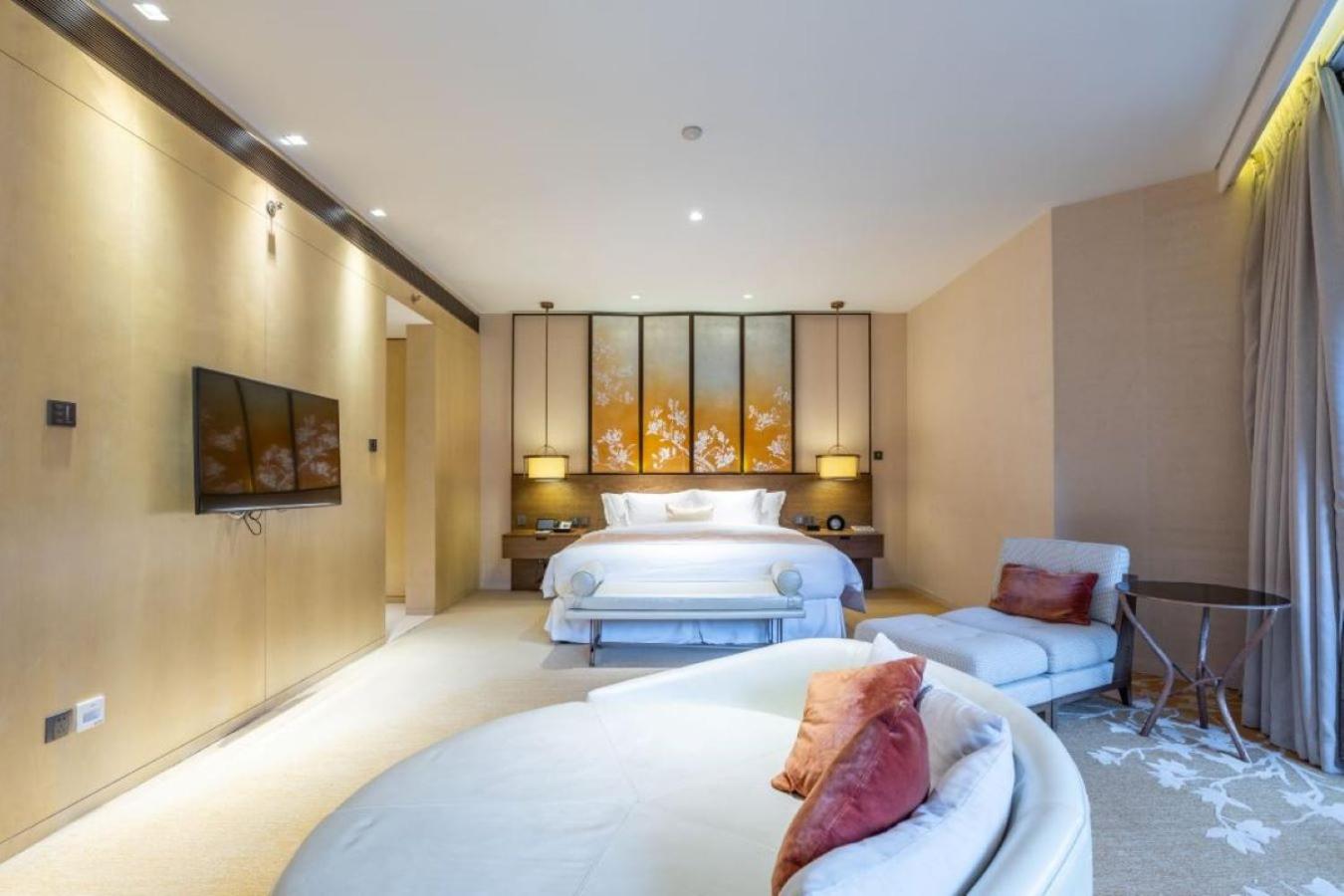 Deluxe King Suite with Round Day Bed