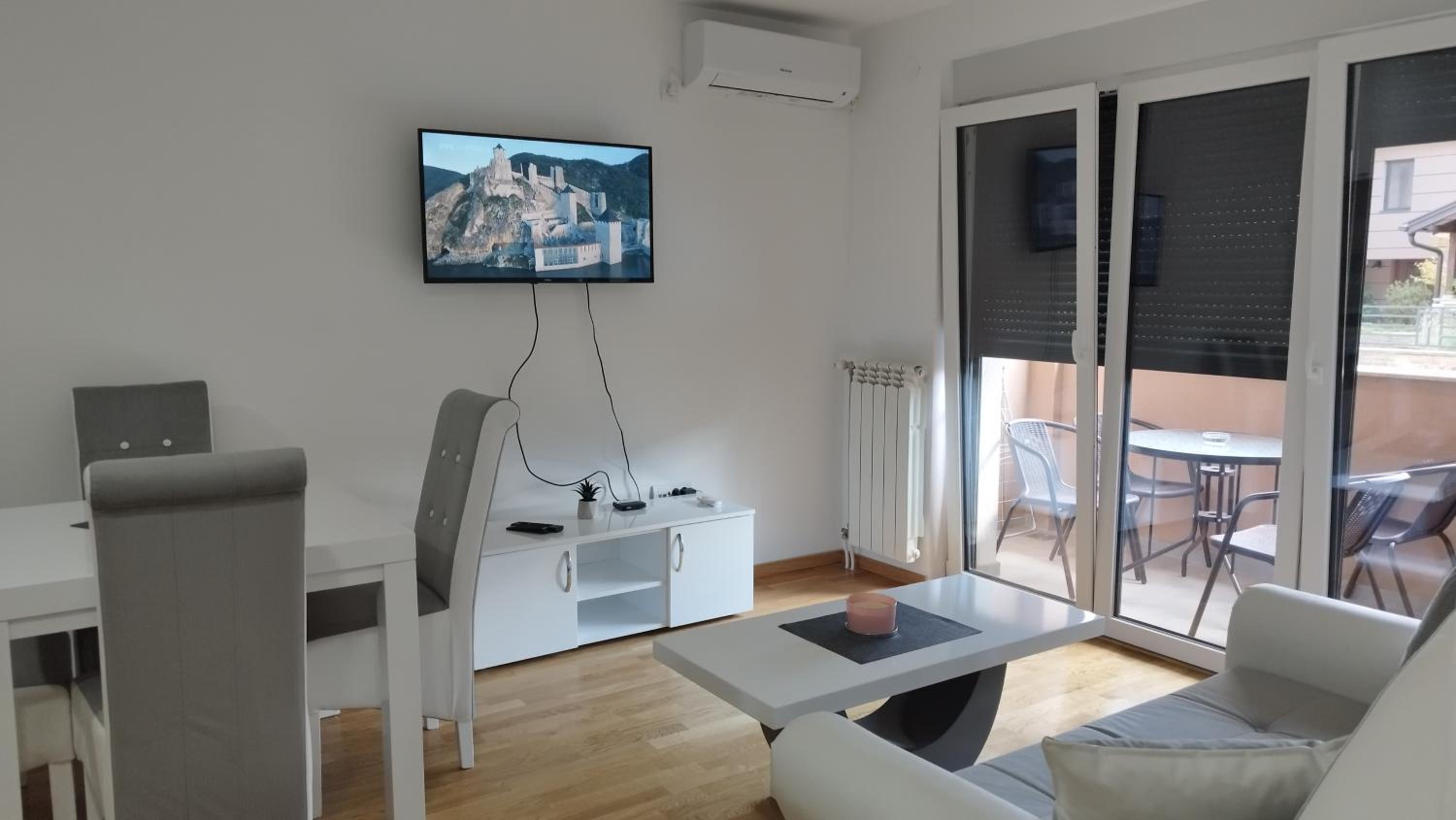 One-Bedroom Apartment photo 2