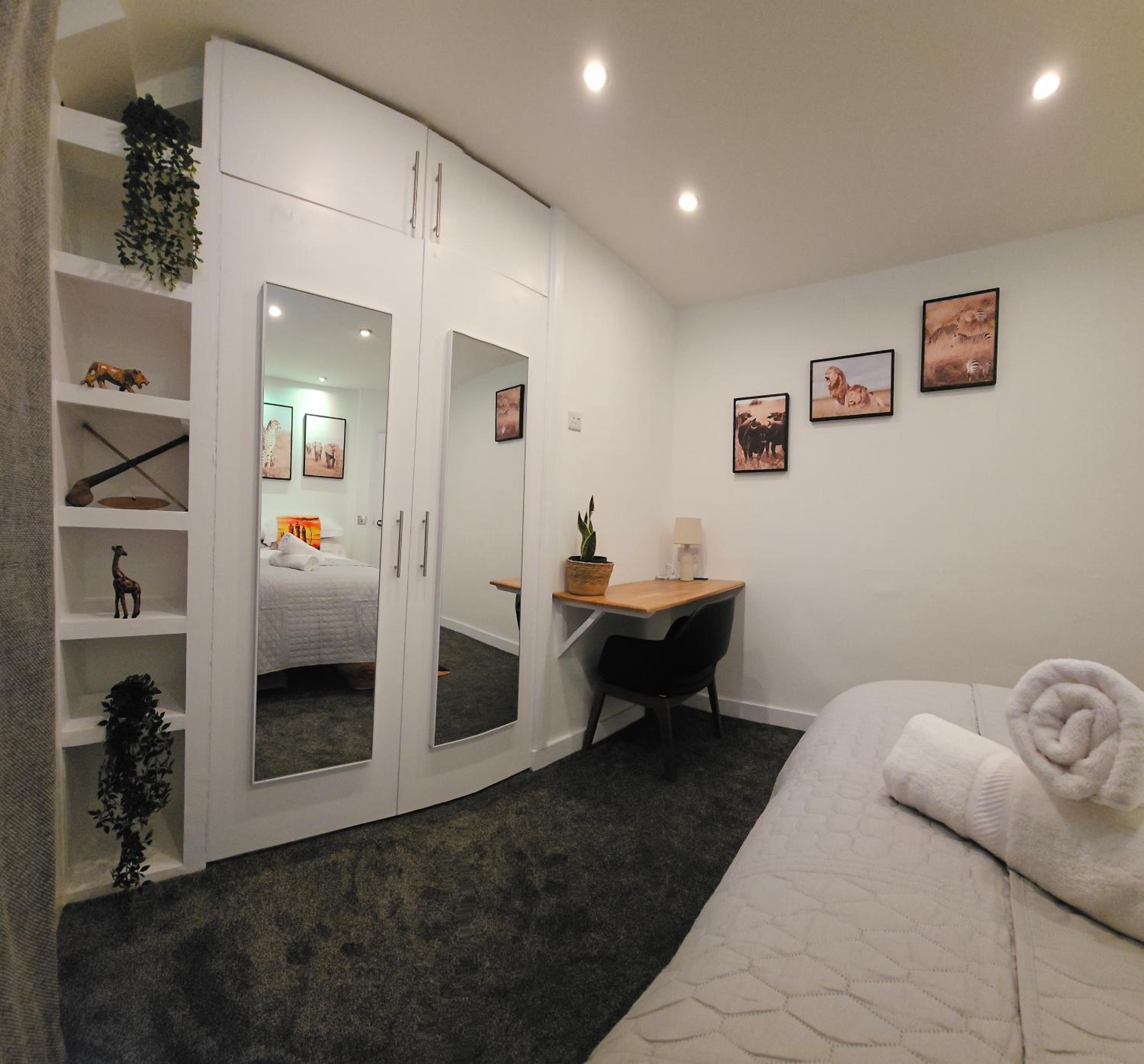 Four-Bedroom House photo 3