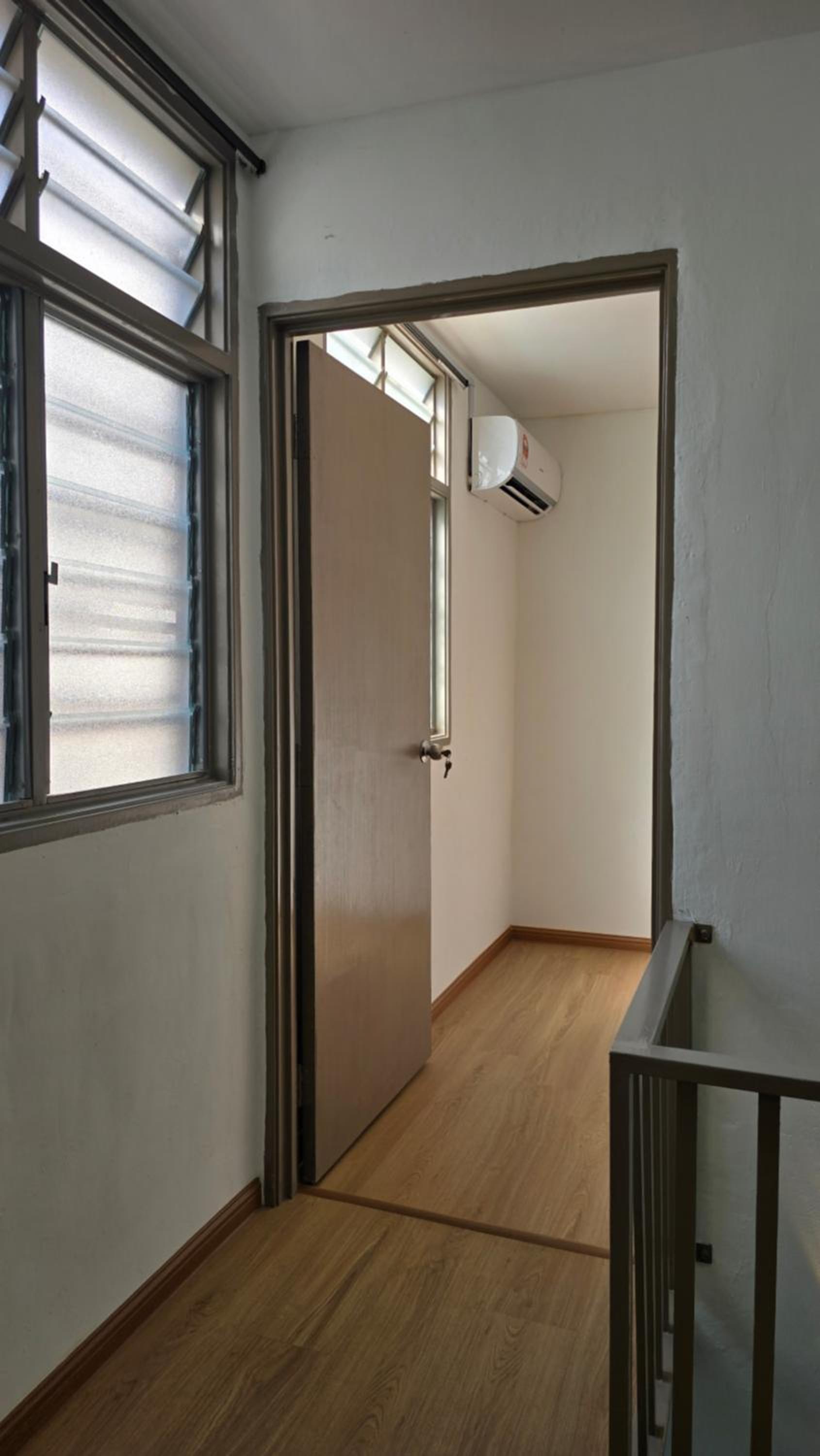 Six-Bedroom House photo 3