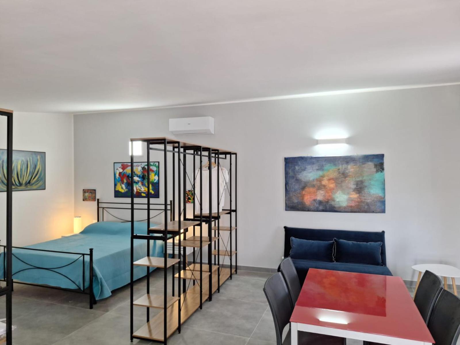 One-Bedroom Apartment photo 1