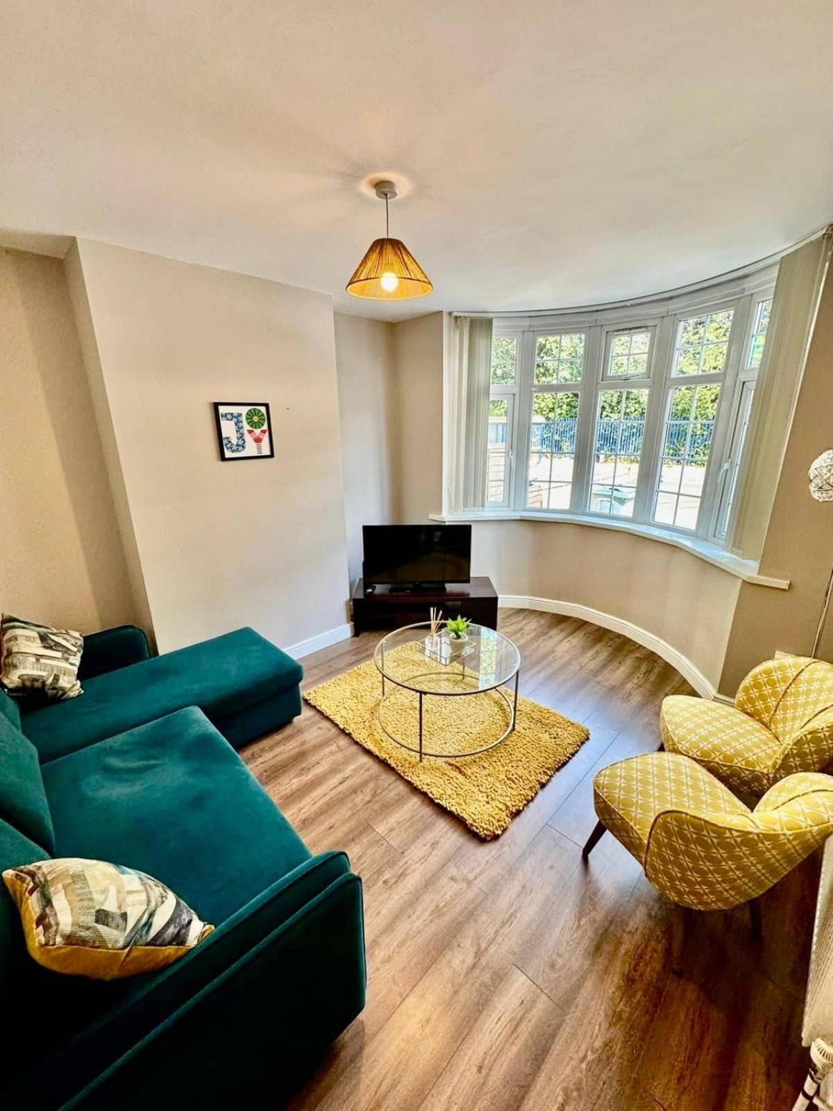 Three-Bedroom House photo 3