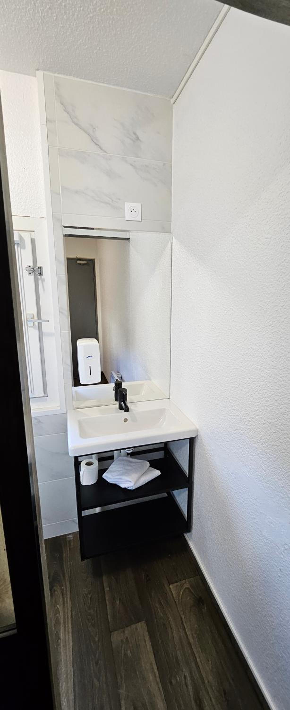 Double Room - Photo 8