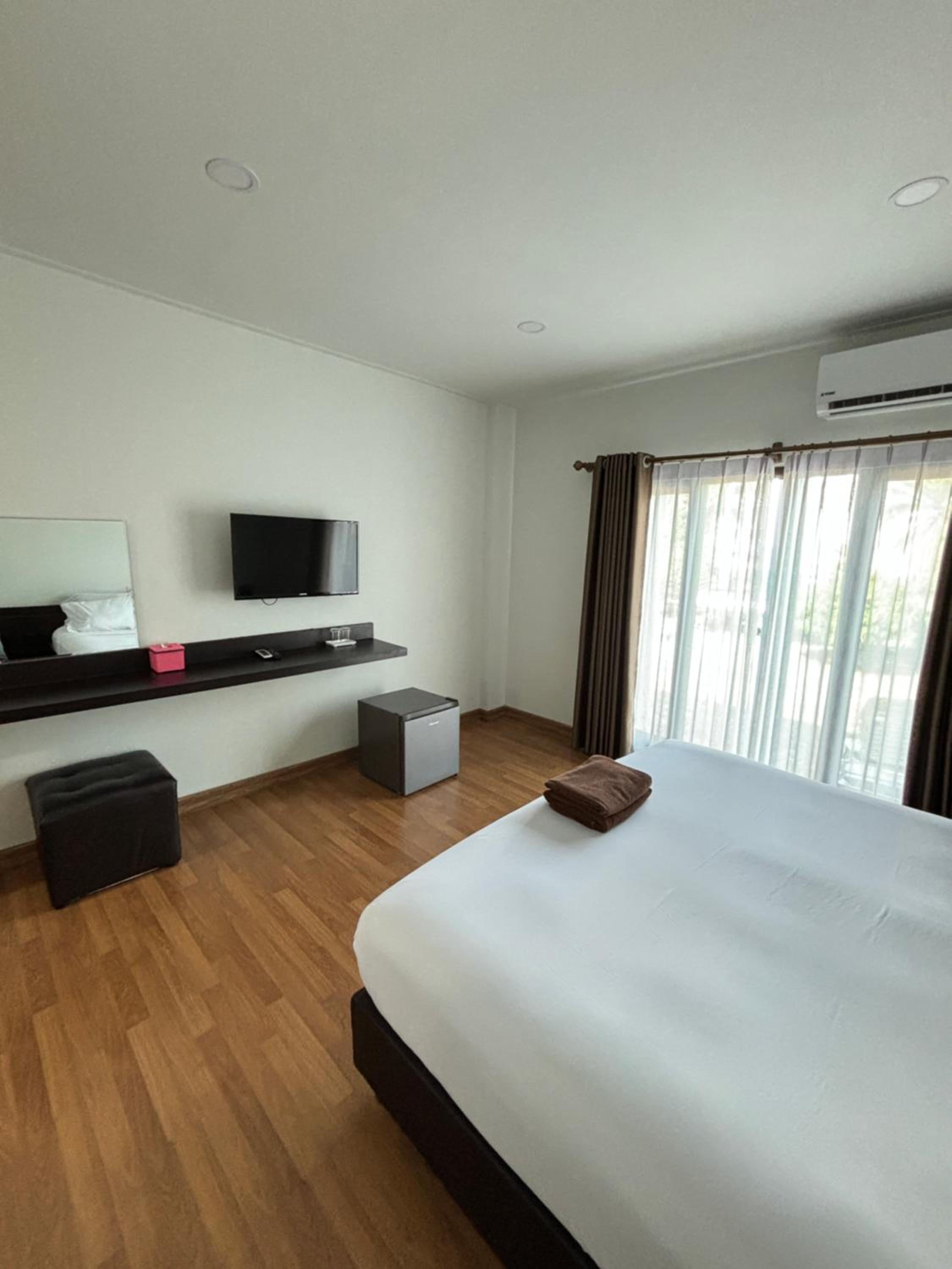 Deluxe King Room - Photo 3