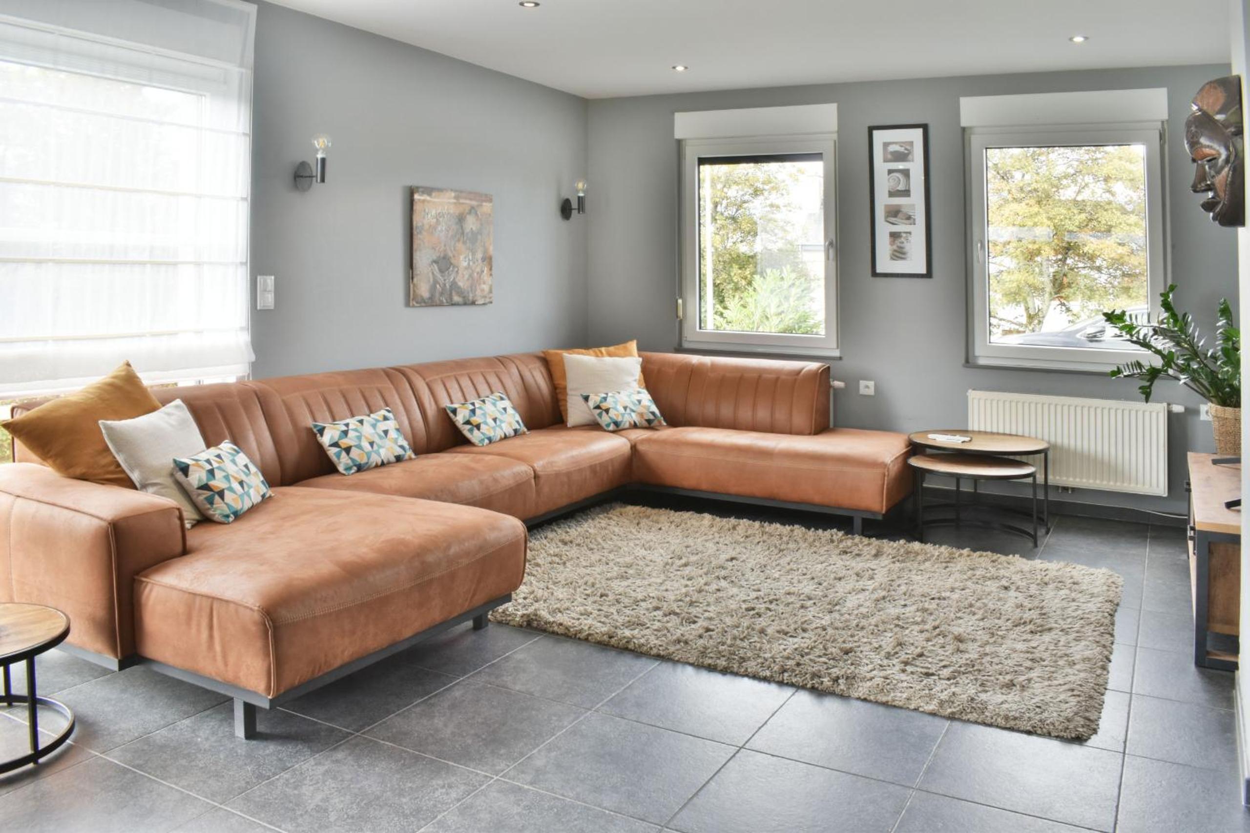 Five-Bedroom House photo 1