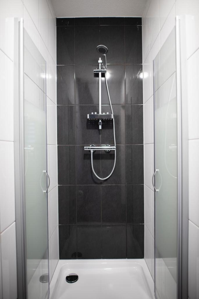 Double or Twin Room with Private Bathroom - Photo 4