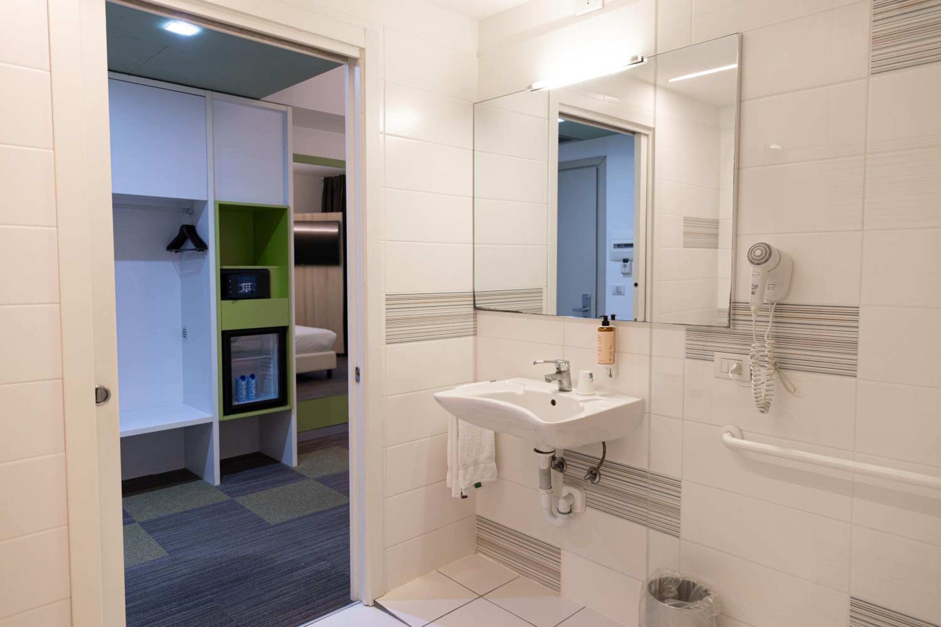 Economy Double Room - Disability Access - Photo 3