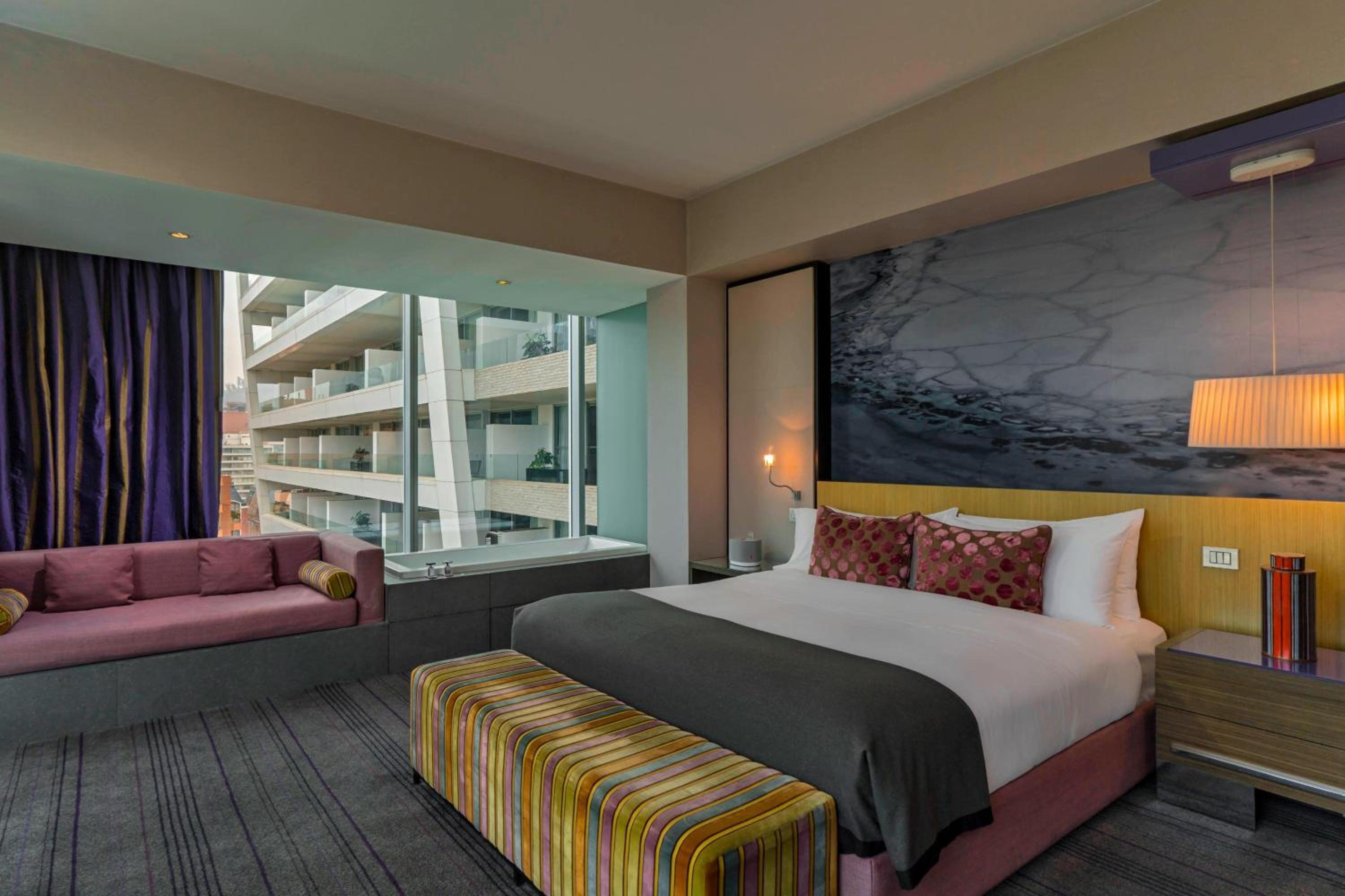 Cool Corner, Guest room, 1 King, City view - Photo 6