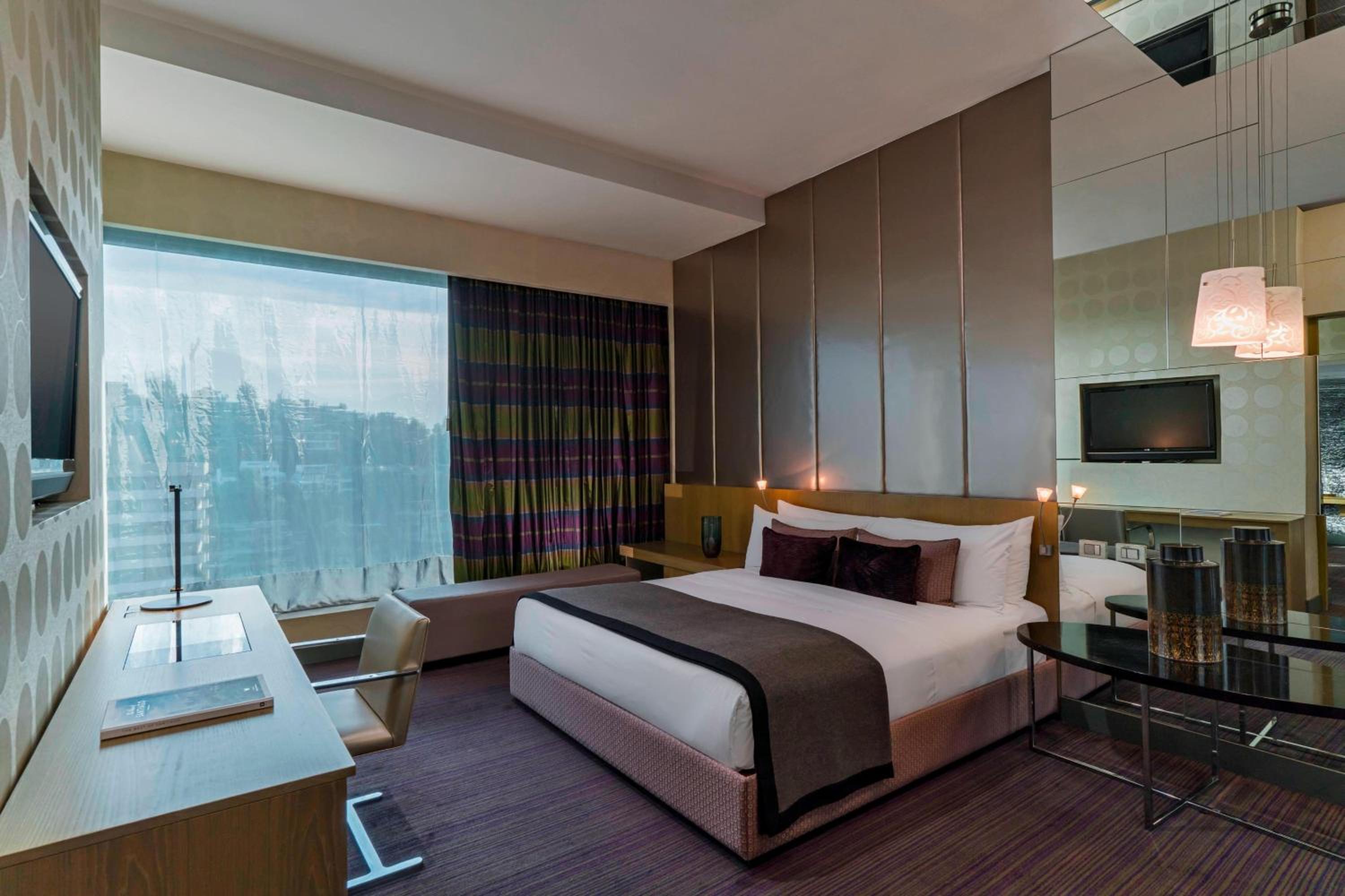 Fantastic, Suite, 1 King, City view - Photo 2