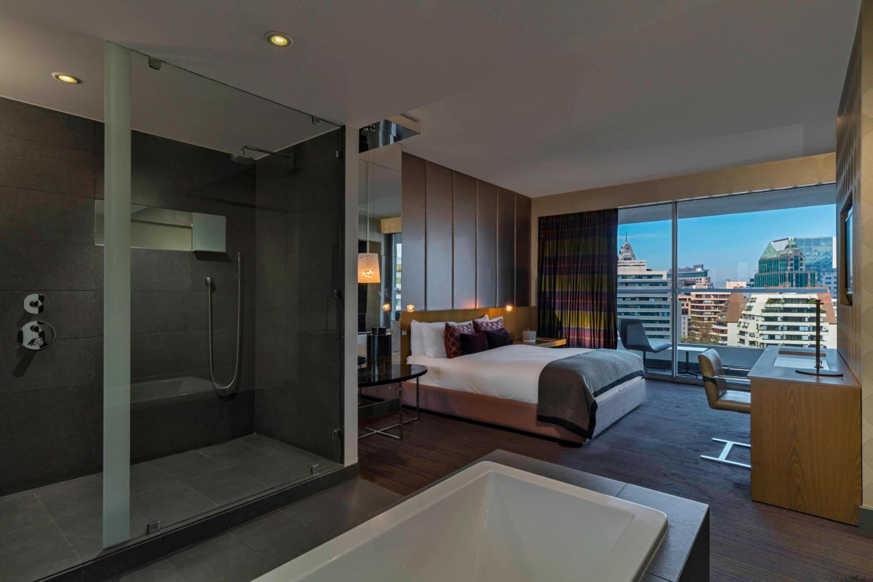 Marvelous, Suite, 1 King, City view, Balcony - Photo 4