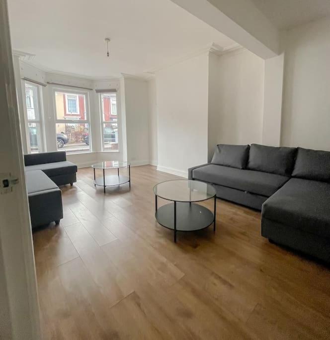 Six-Bedroom House photo 1