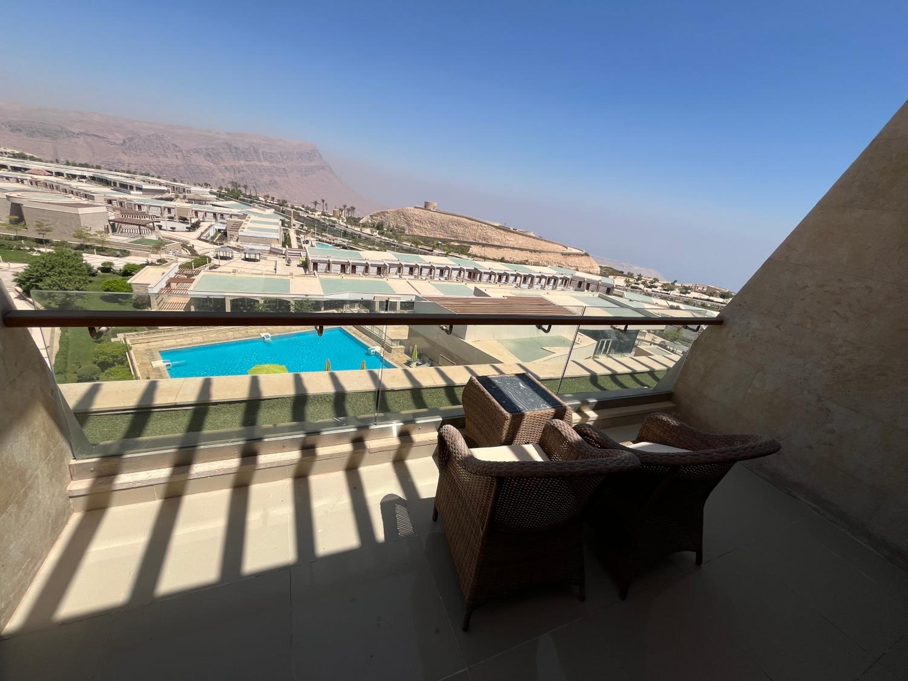 Deluxe Suite Pool View photo 3