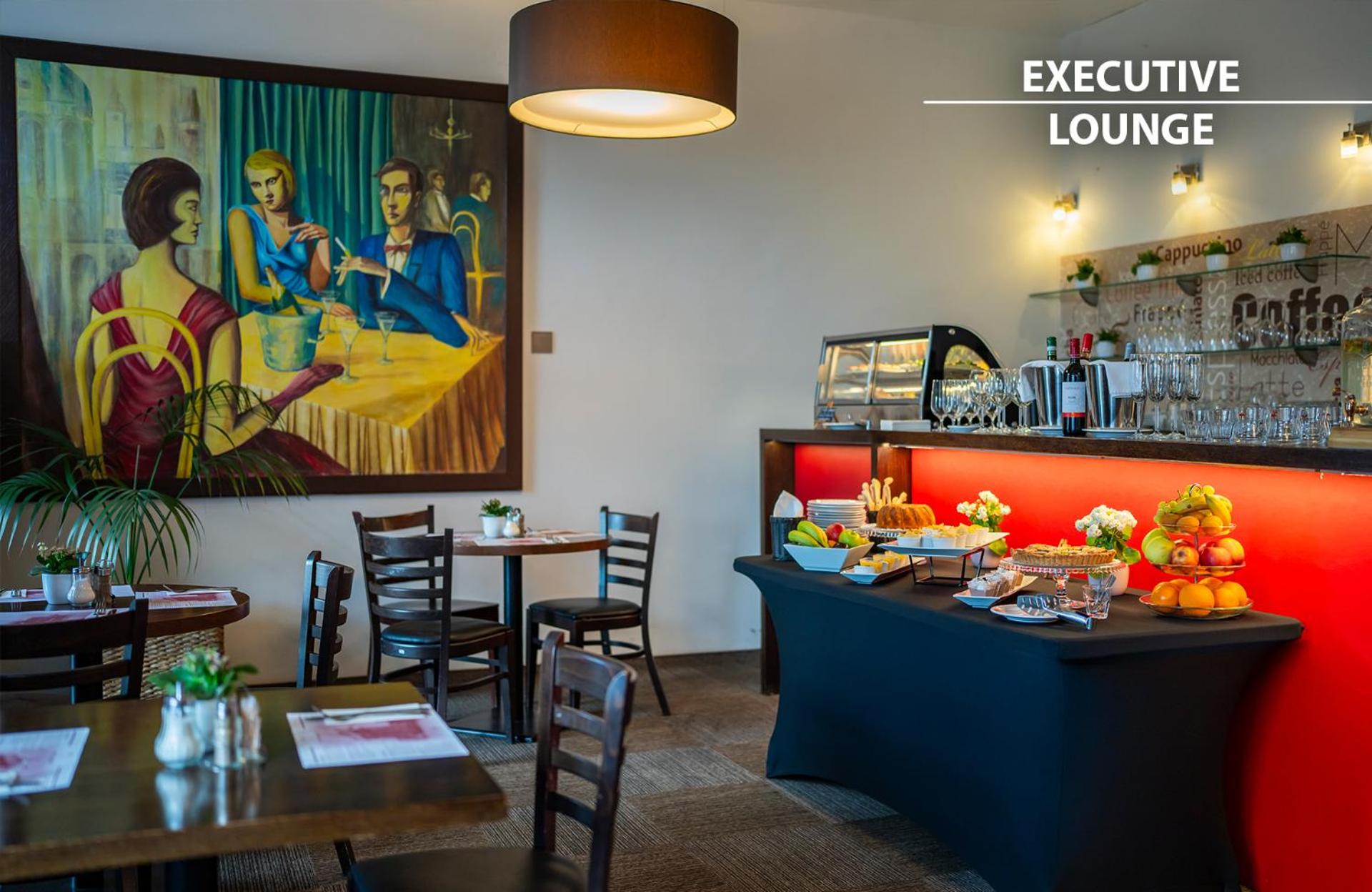 Executive Room with Executive Lounge Access thumbnail 5