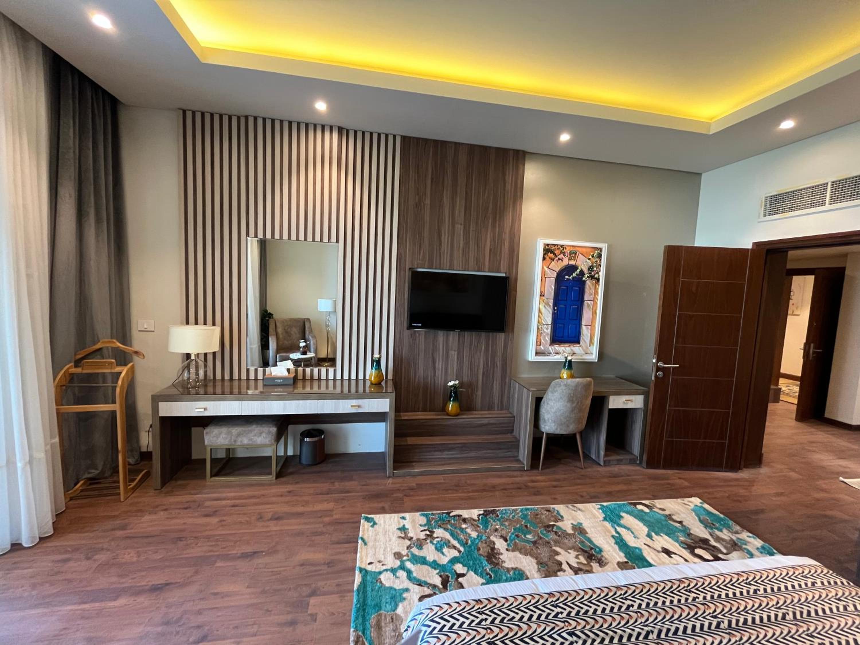 Diplomatic Suite Sea and Pool View