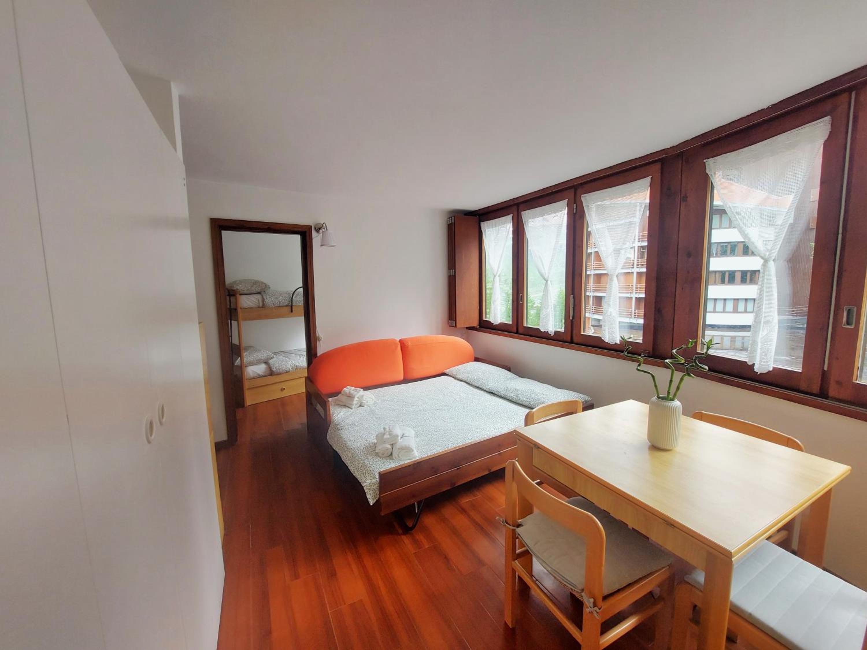 Apartment with Mountain View
