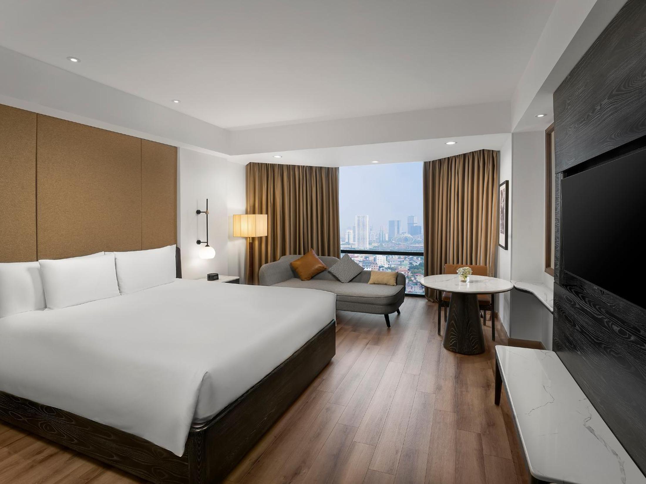 Executive King Suite with Sofa Bed and City View - Club Level