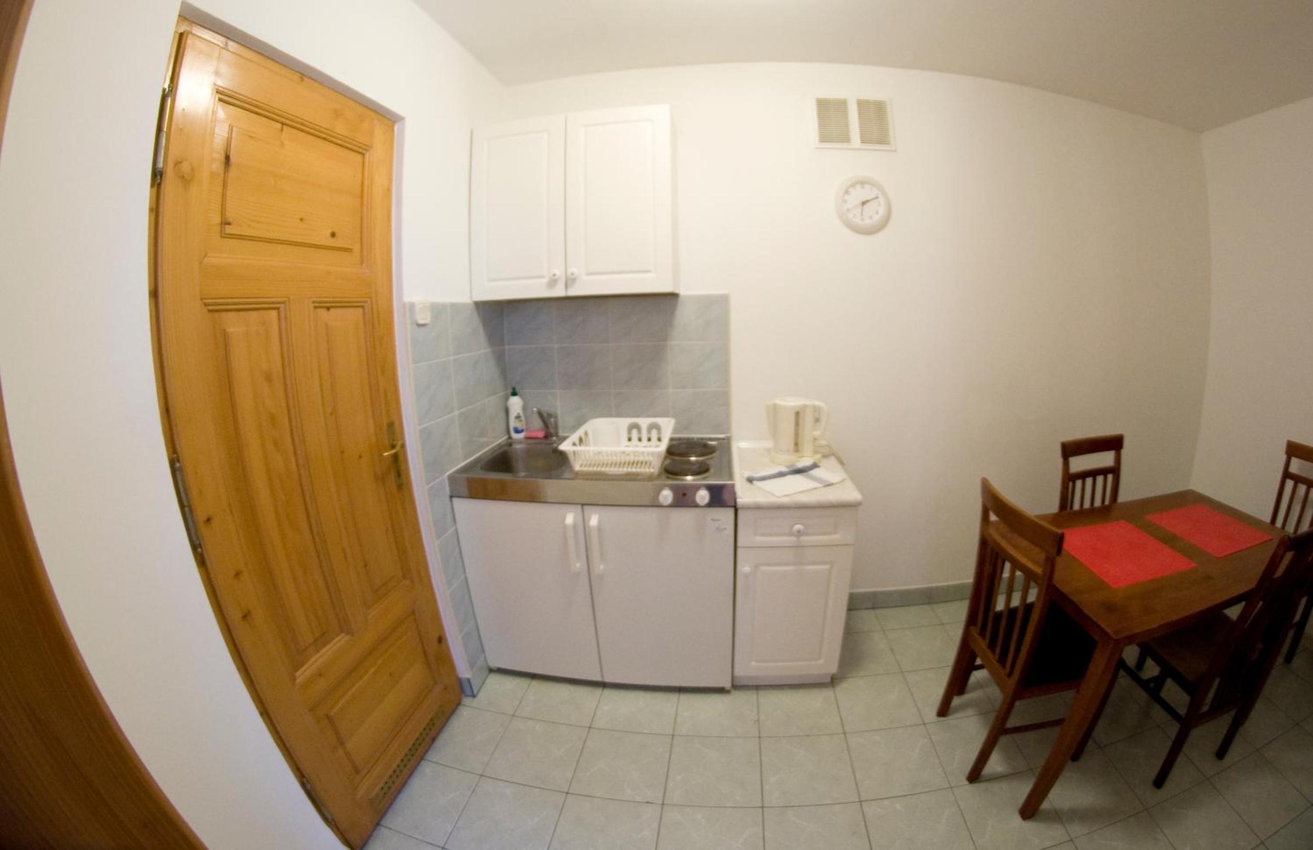Studio Apartment with Kitchenette (4 Adults) - Photo 7