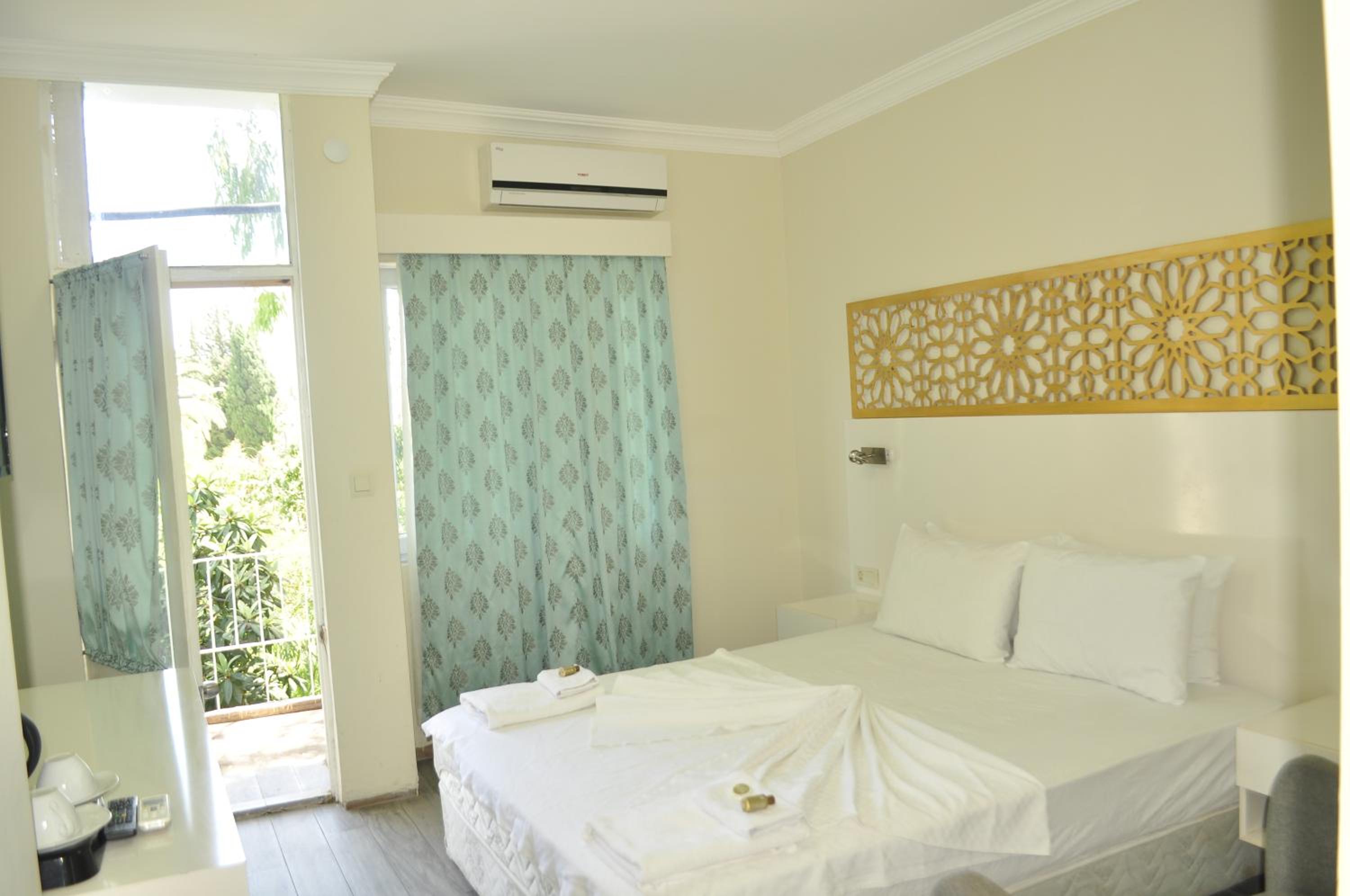 Deluxe Double Room (2 Adults + 1 Child) photo 1