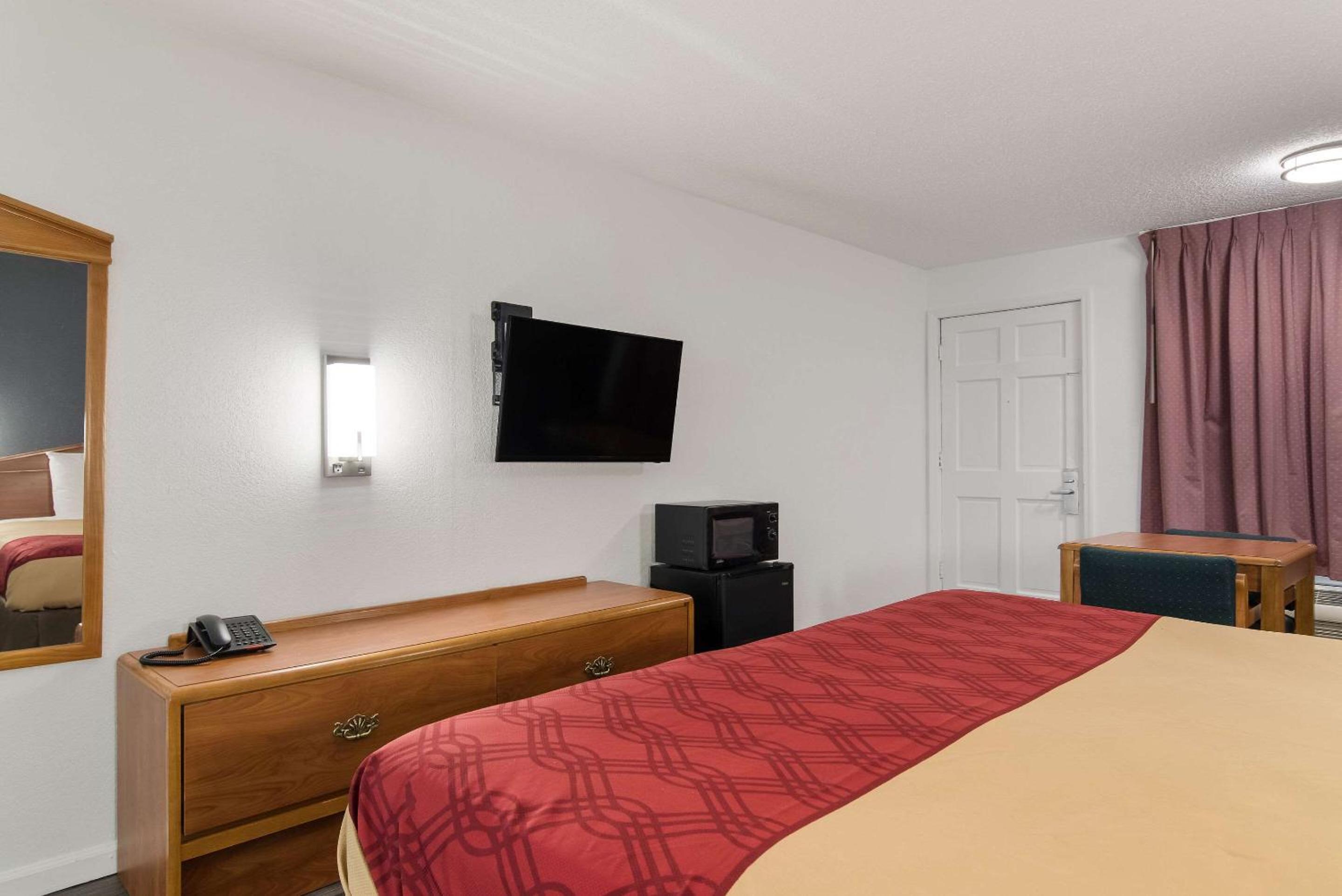Standard King Room with Sofa Bed - Smoking - Photo 1