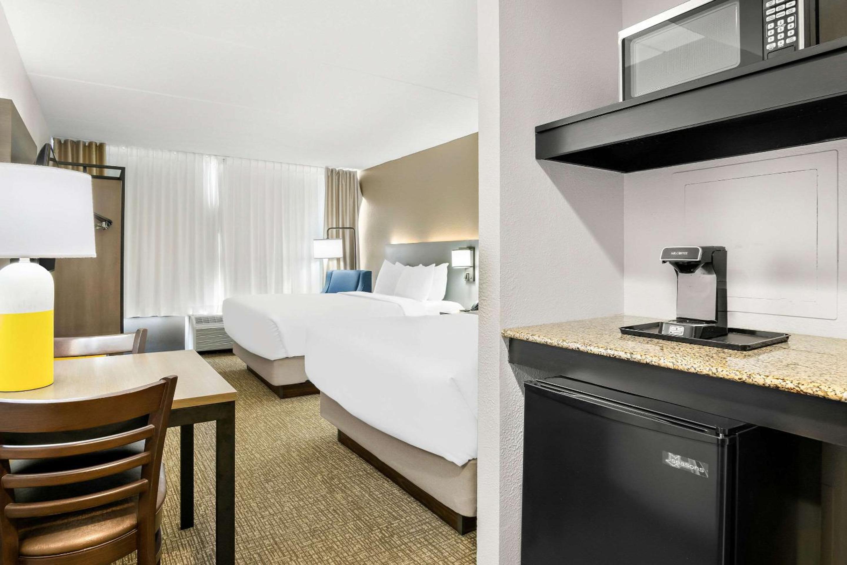 Queen Room with Two Queen Beds -Non Smoking - Photo 2