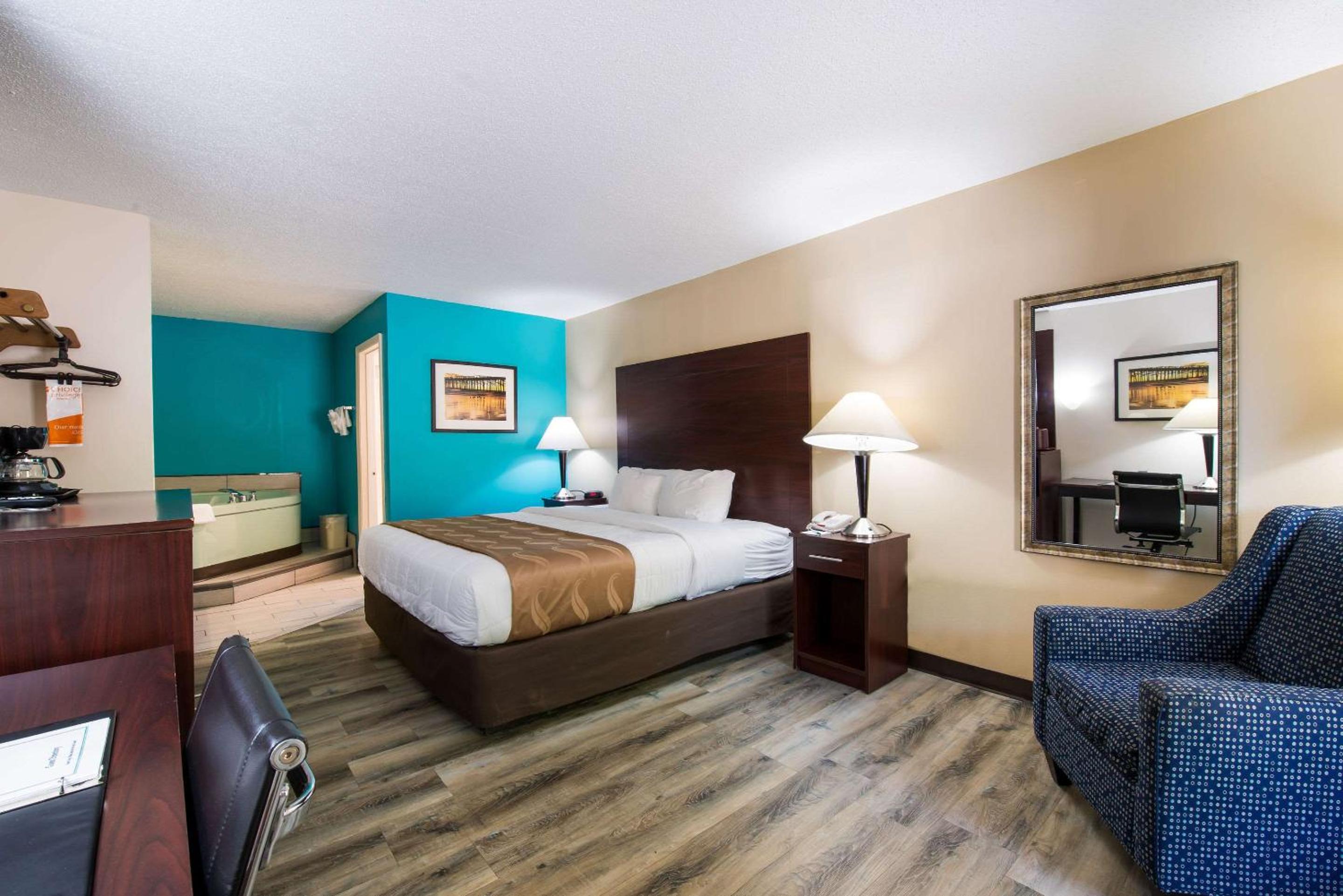 King Room - Non-Smoking - Photo 2