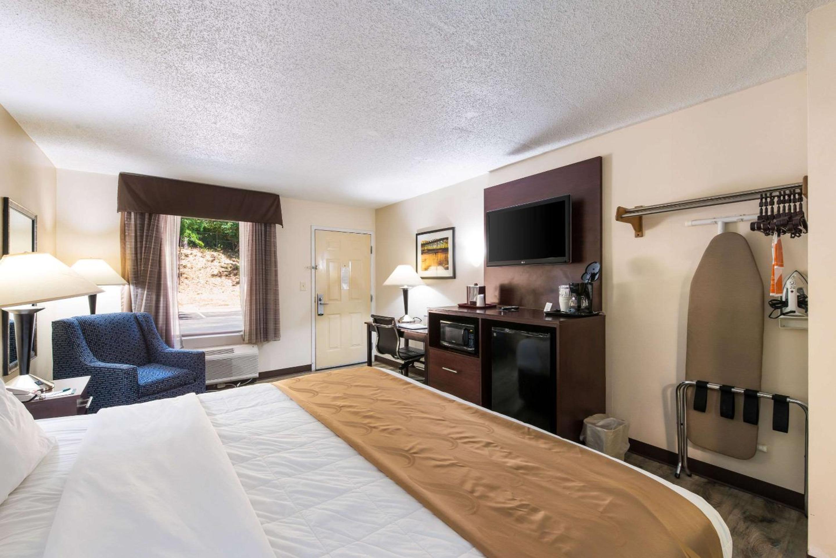 King Room - Non-Smoking - Photo 3