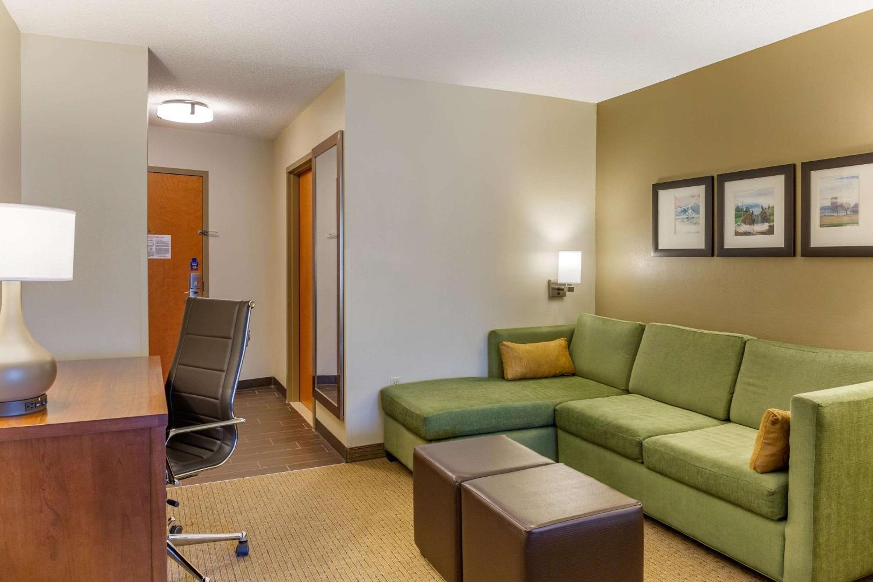  Queen Suite with Two Queen Beds - Non-Smoking - Photo 3