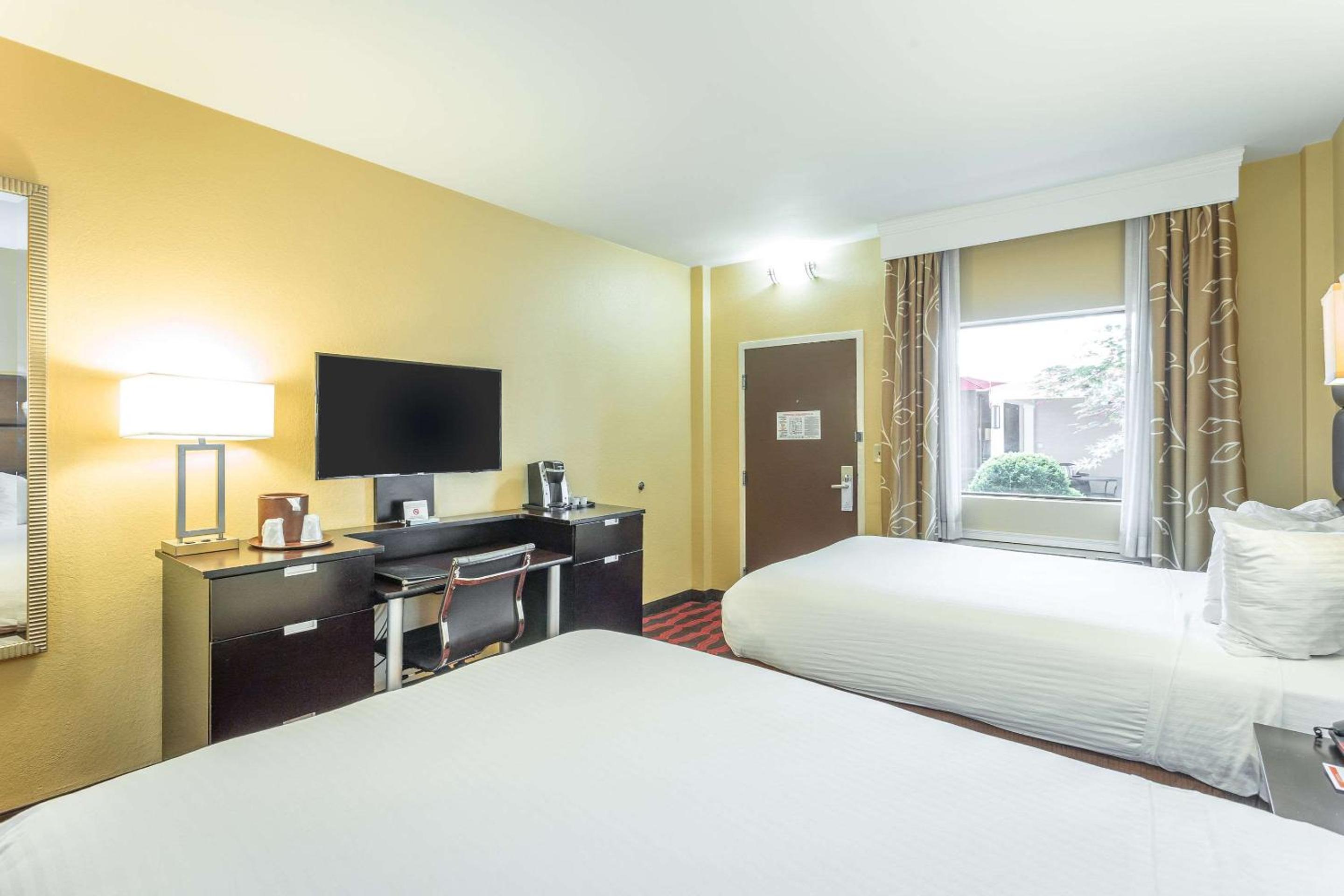 Double Room with Two Double Beds - Non-Smoking - Photo 2