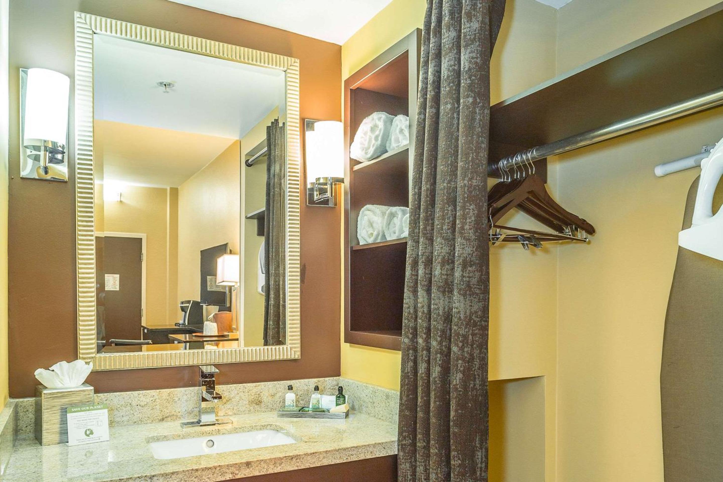 Double Room with Two Double Beds - Non-Smoking - Photo 3