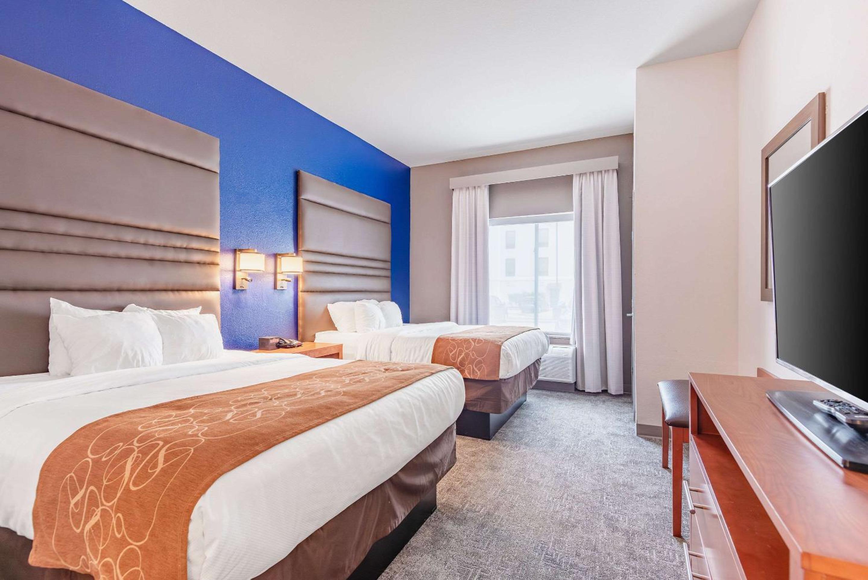 Queen Suite with Two Queen Beds photo 3