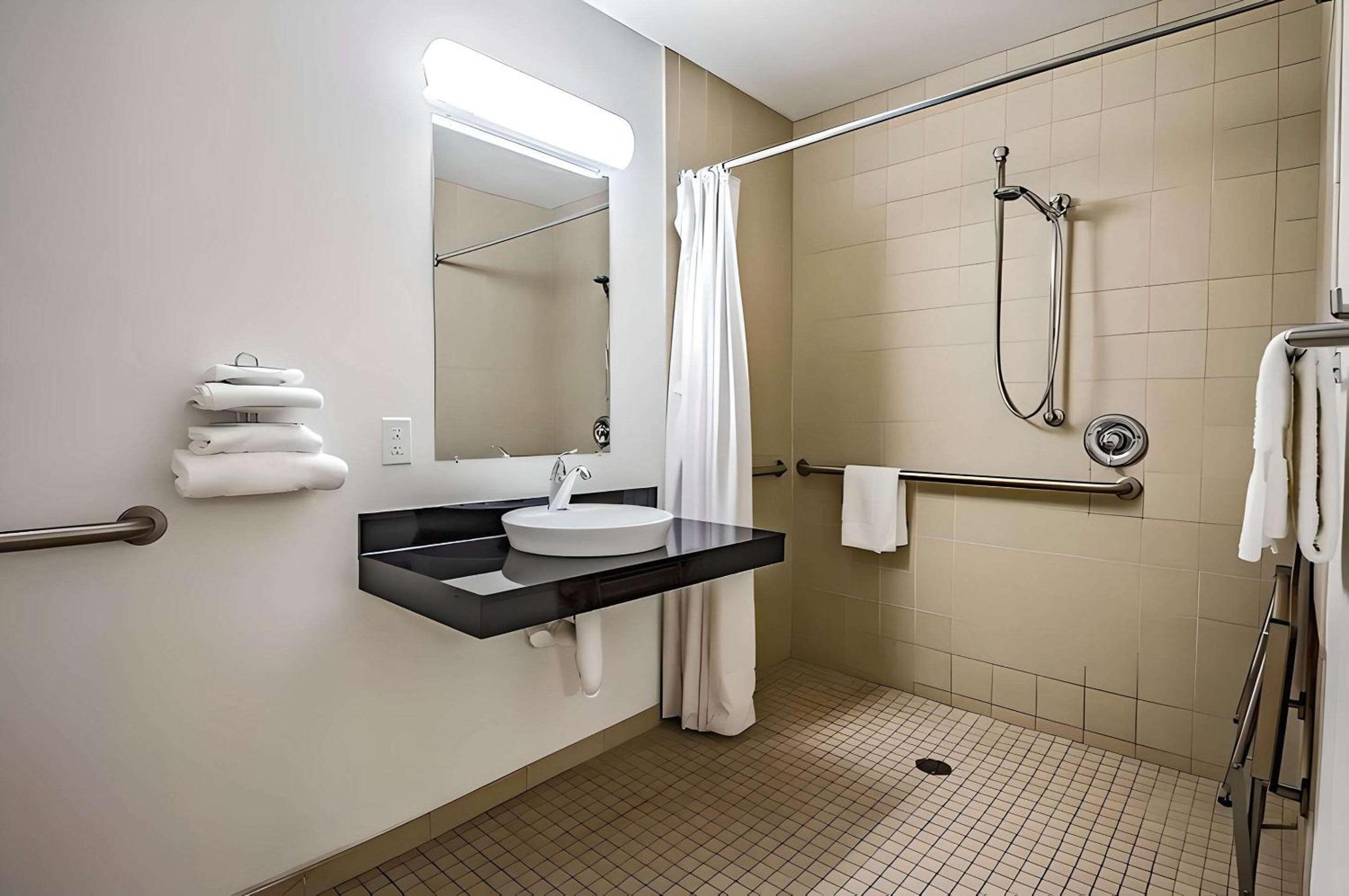 Queen Room/Disability Access - Non Smoking photo 1