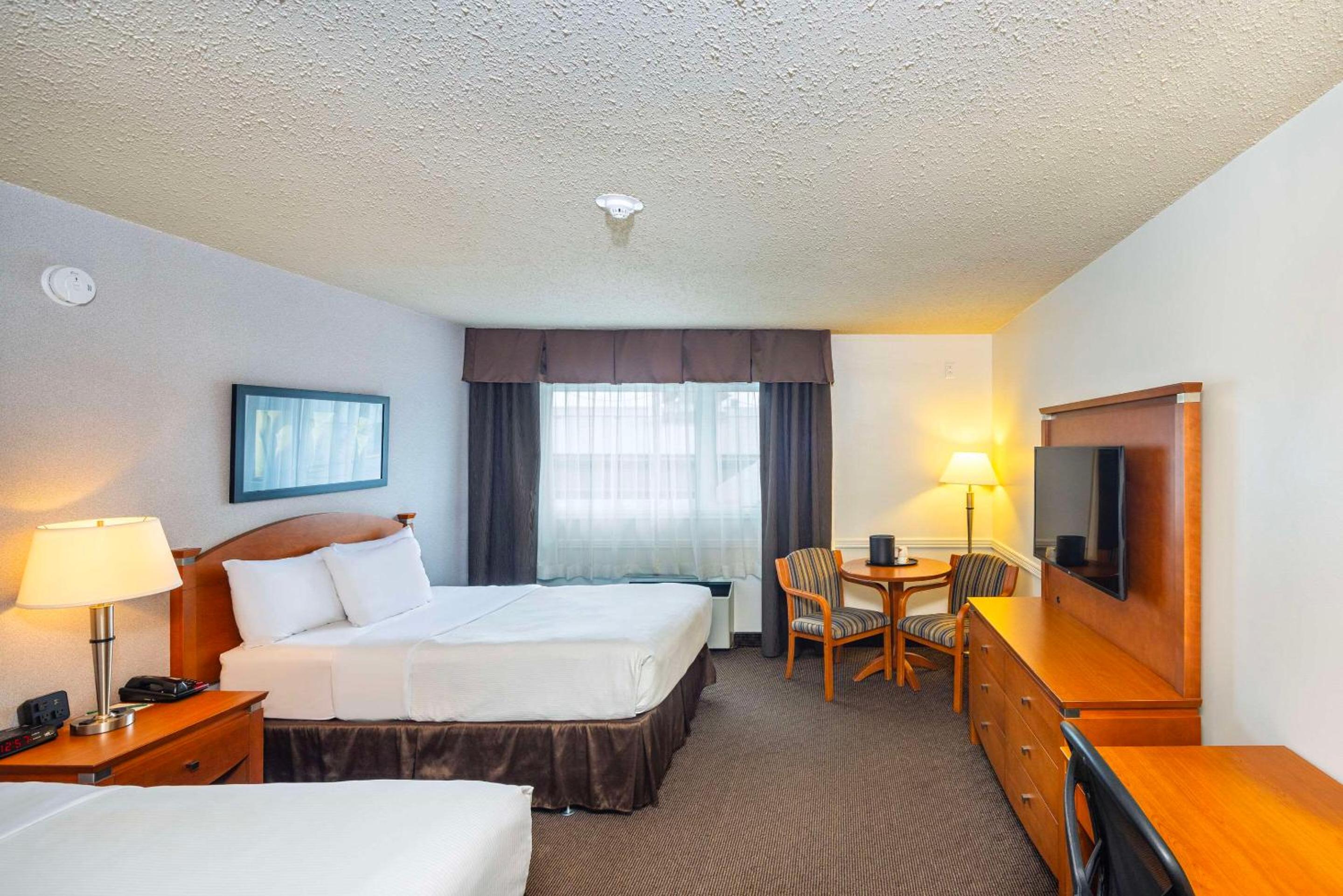 Deluxe Double Room with Two Double Beds - Non-Smoking photo 1