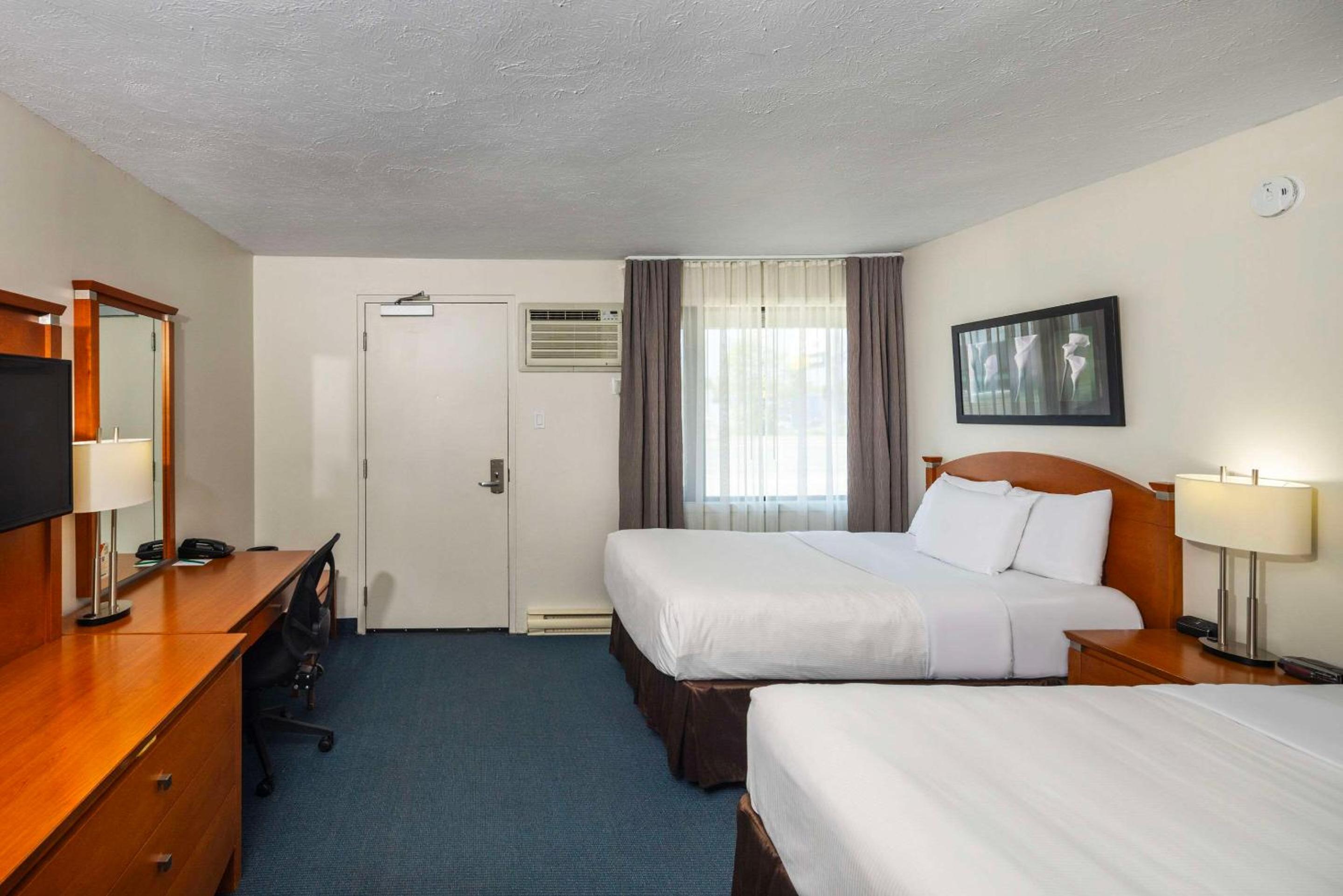 Deluxe Double Room with Two Double Beds - Non-Smoking photo 3