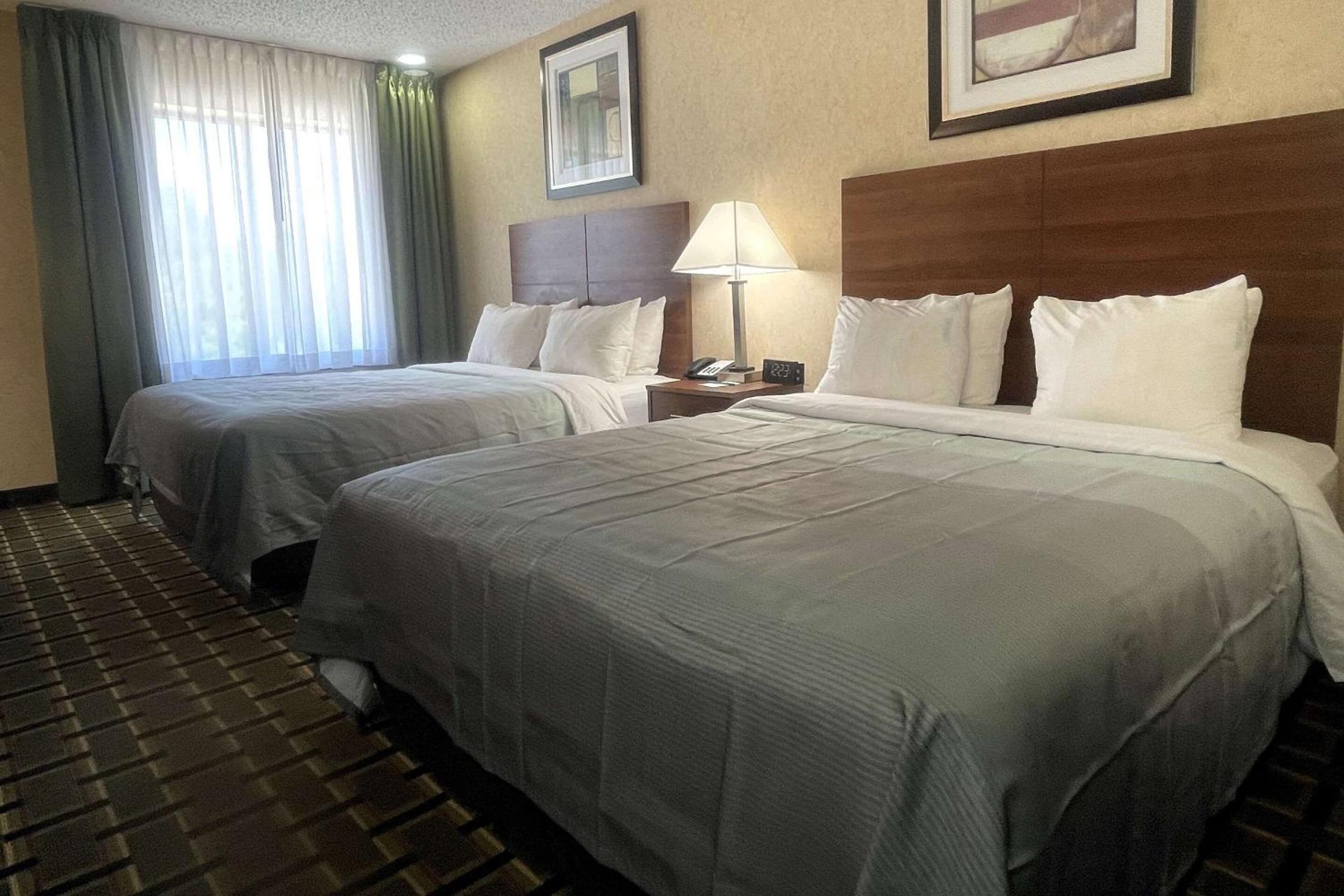 Queen Room with Two Queen Beds - Non-Smoking - Photo 3