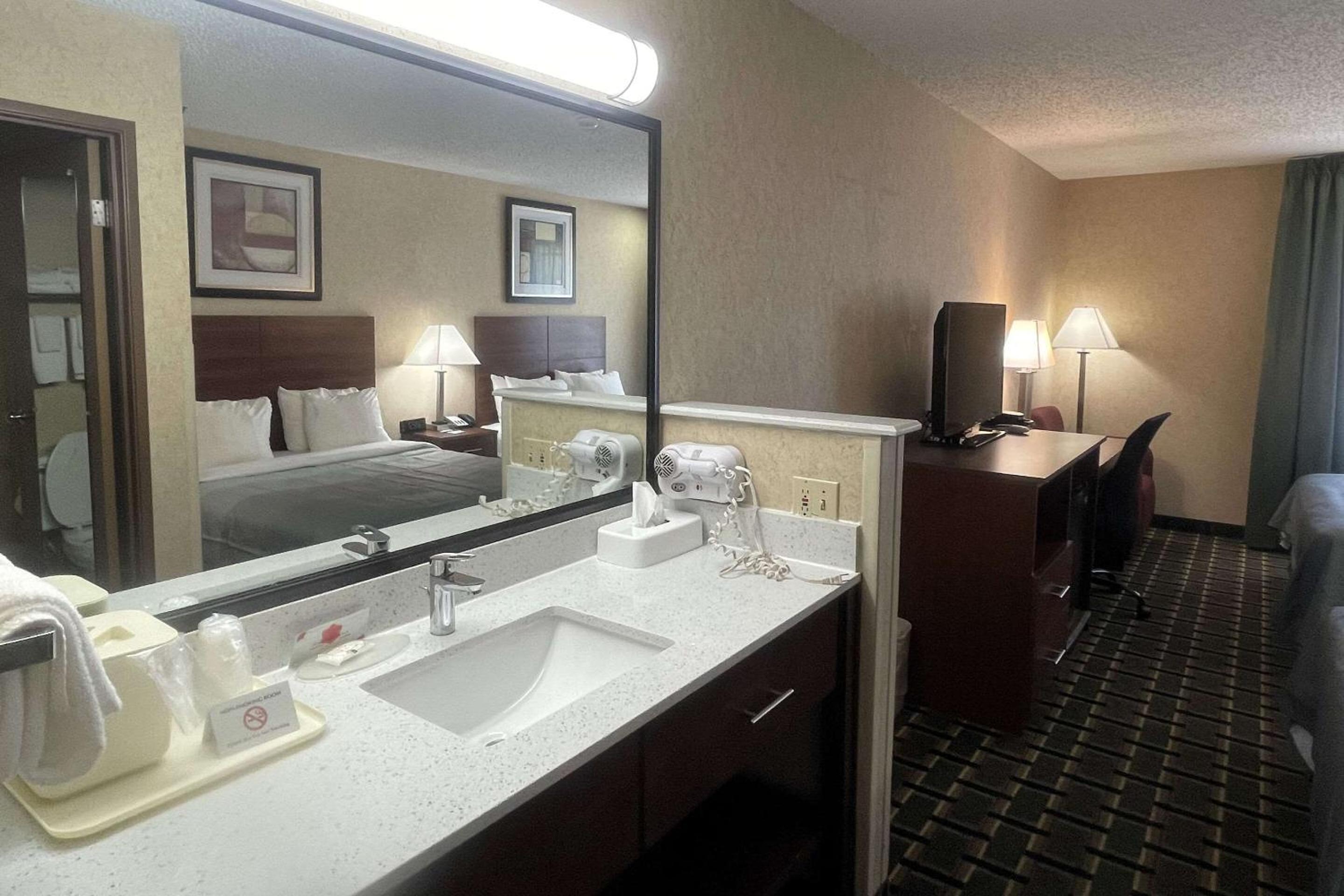 Queen Room with Two Queen Beds - Non-Smoking - Photo 2