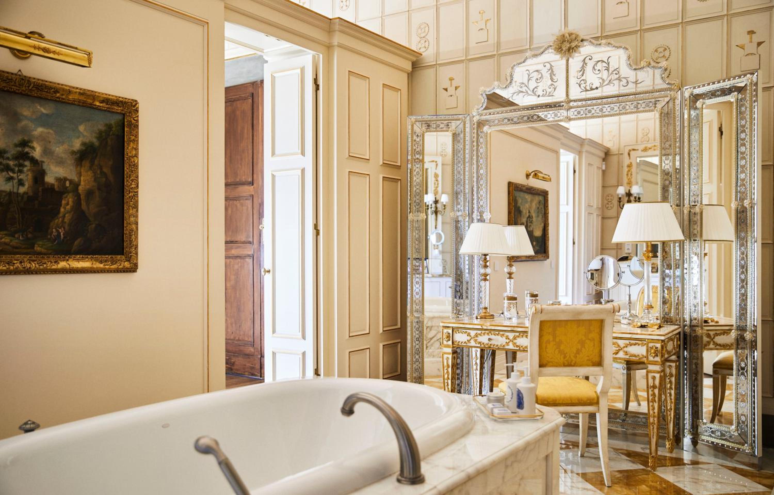 Royal Suite with King Bed thumbnail 5
